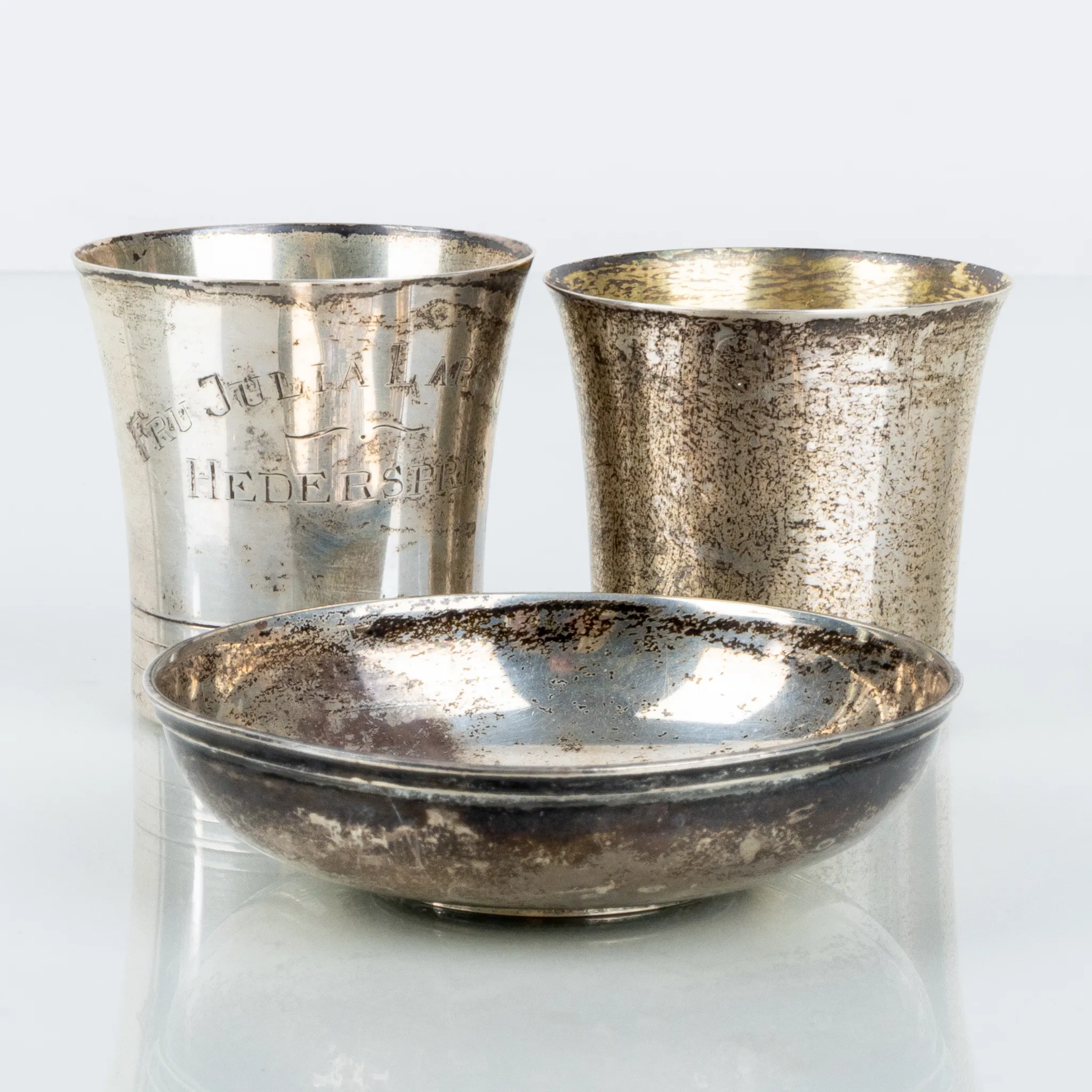 PLATILLO Y VASOS PARA BEBER, 3 partes, plata, siglo XX