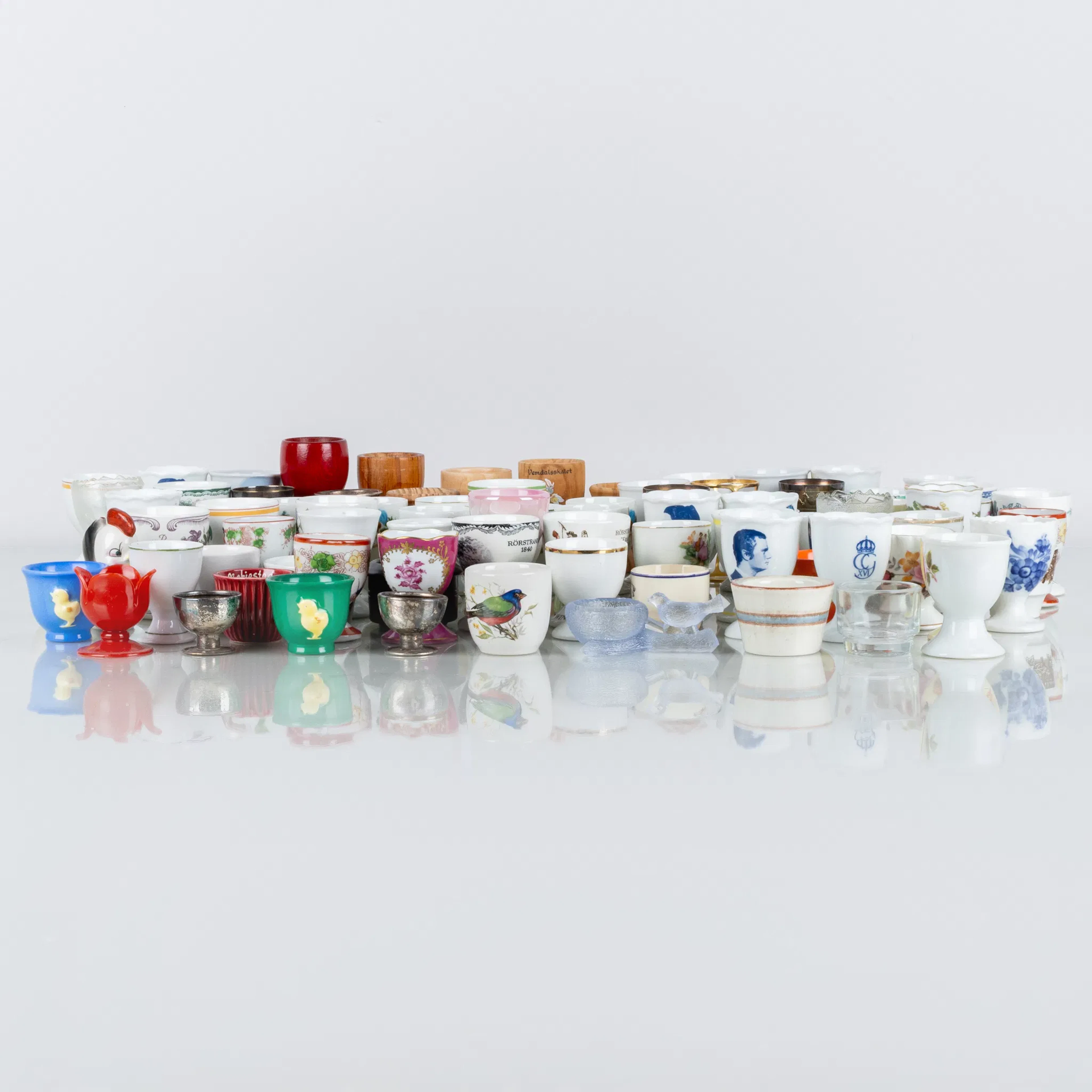 COLECCIÓN DE HUEROS, 90 piezas, en su mayoría porcelana, siglo XX