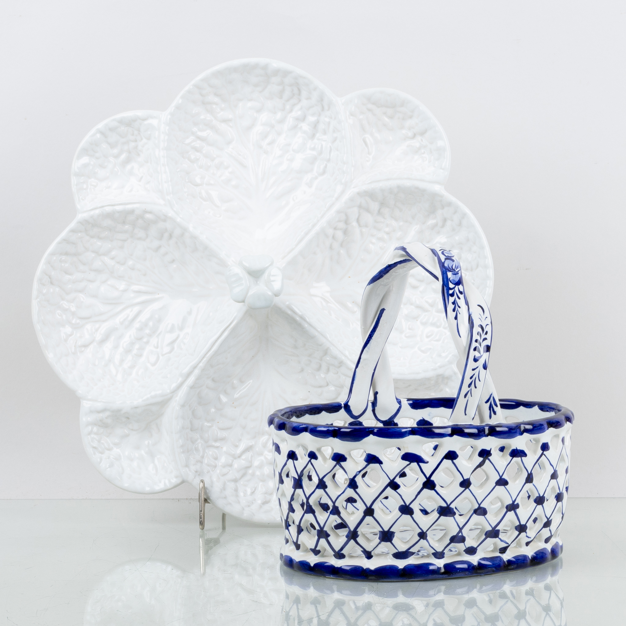 DISH AND LATTICE BOWL, Porzellan, Portugal, zweite Hälfte des 20. Jahrhunderts