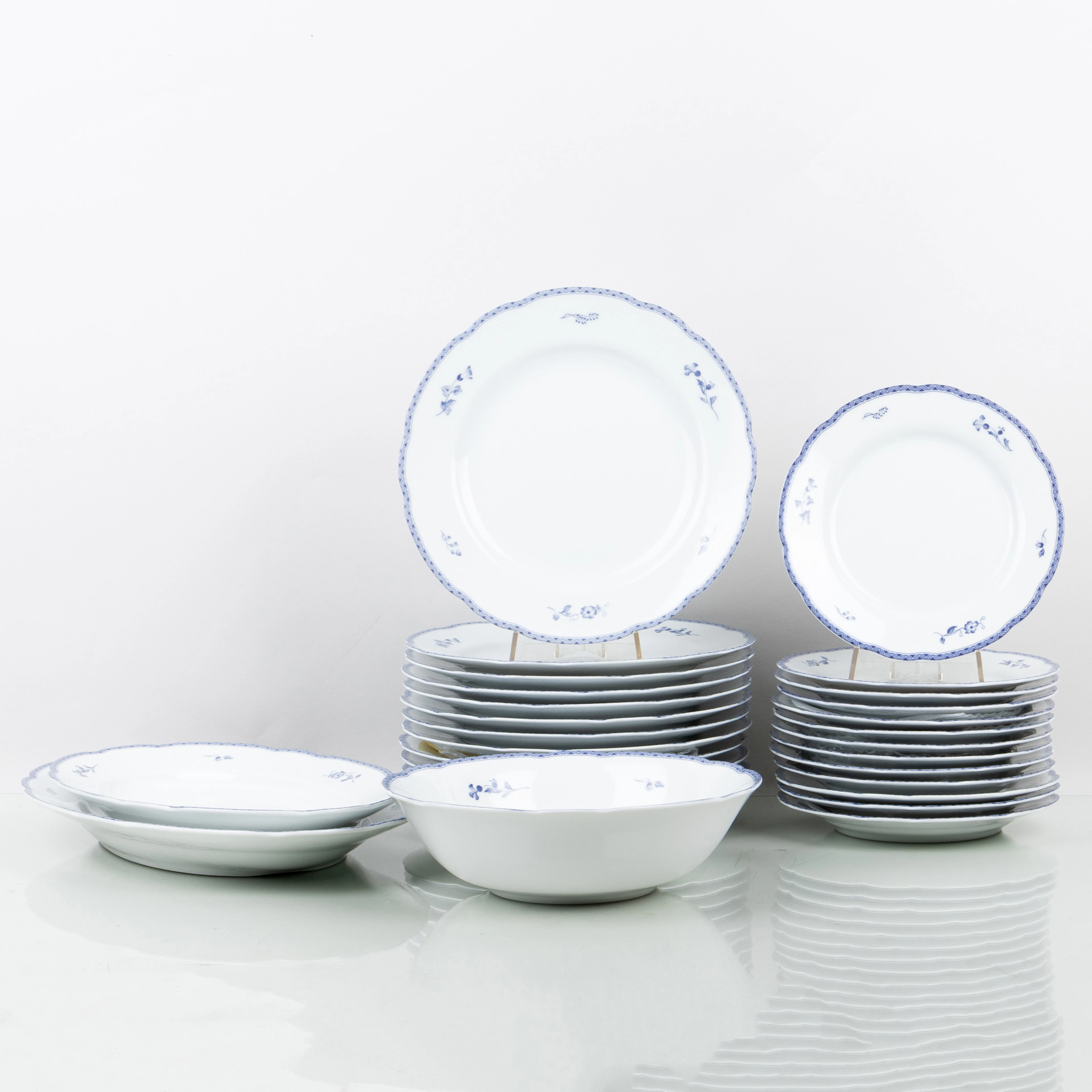 JACKIE LYND, 28 piece tableware porcelain, "Blue Manor", Christineholm