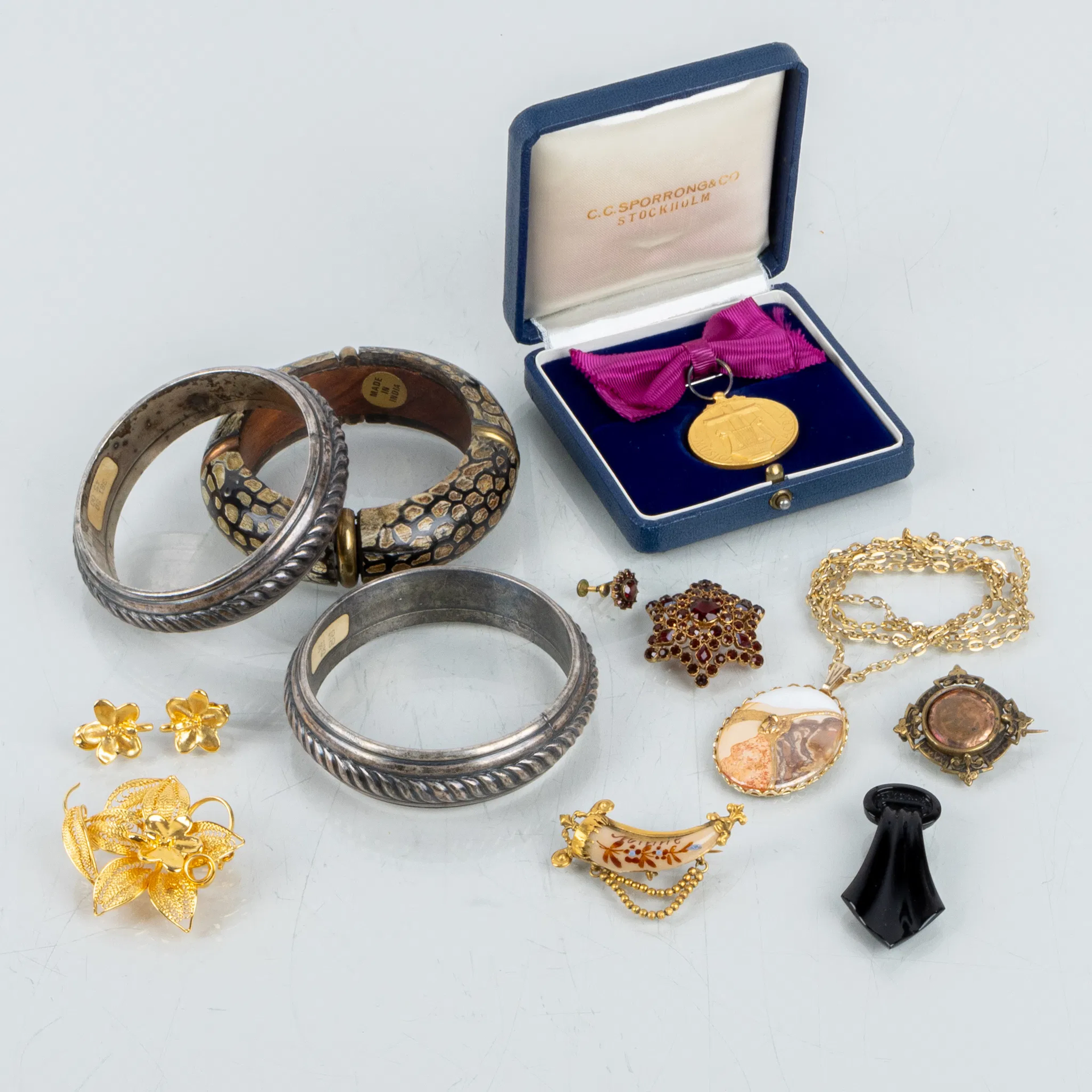 SAMMLUNG VON KOSTÜMSCHMUCK, Broschen, Ohrringen, Armbändern, meist aus dem 20. Jahrhundert