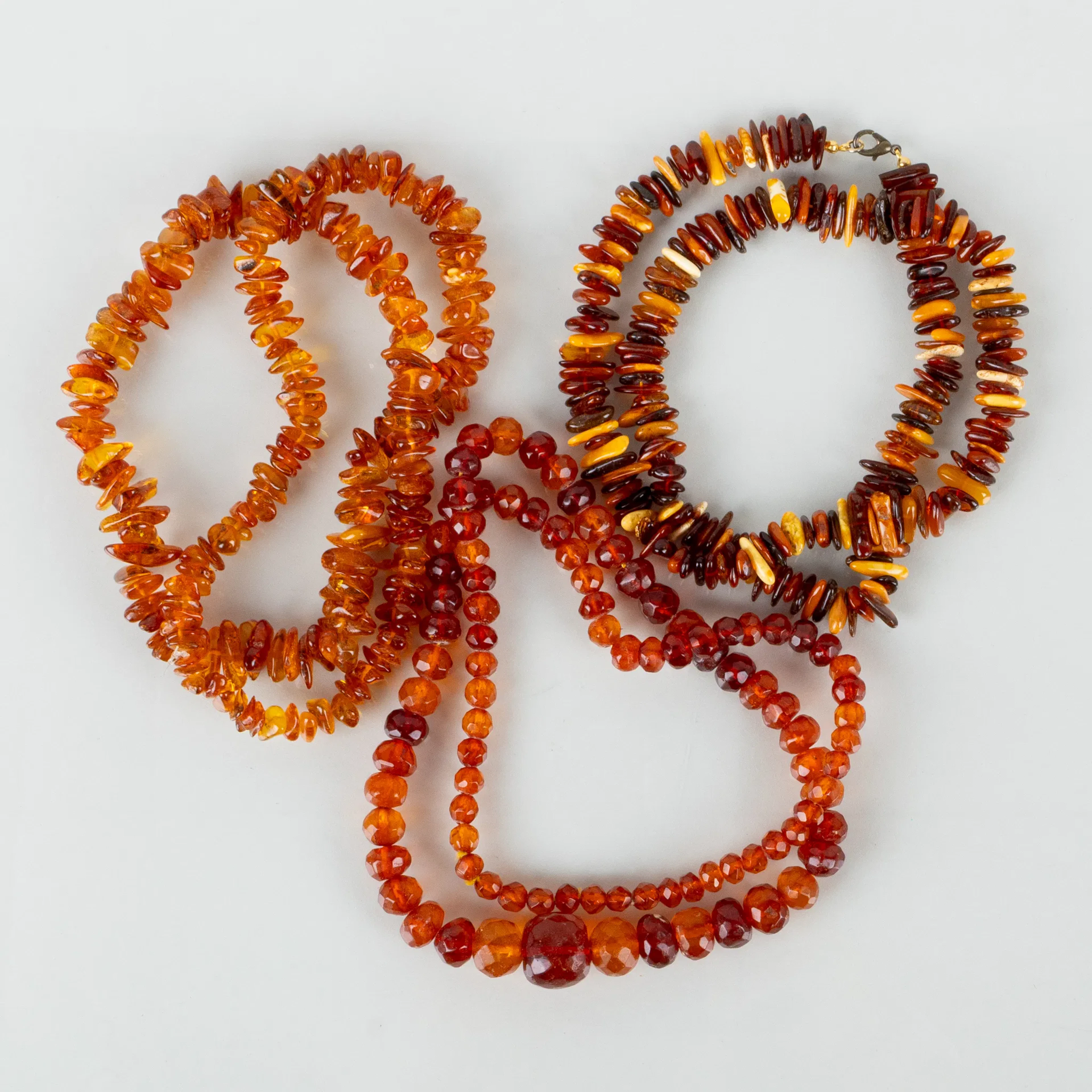 COLLIER, 3 piezas, ámbar, entre otros, mediados del siglo XX