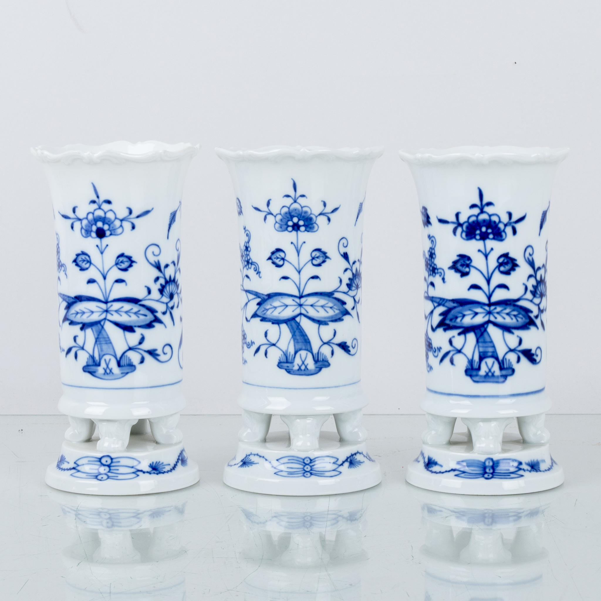 JARRONES, 3 piezas, porcelana, patrón cebolla, Meissen, Alemania, segunda mitad del siglo XX