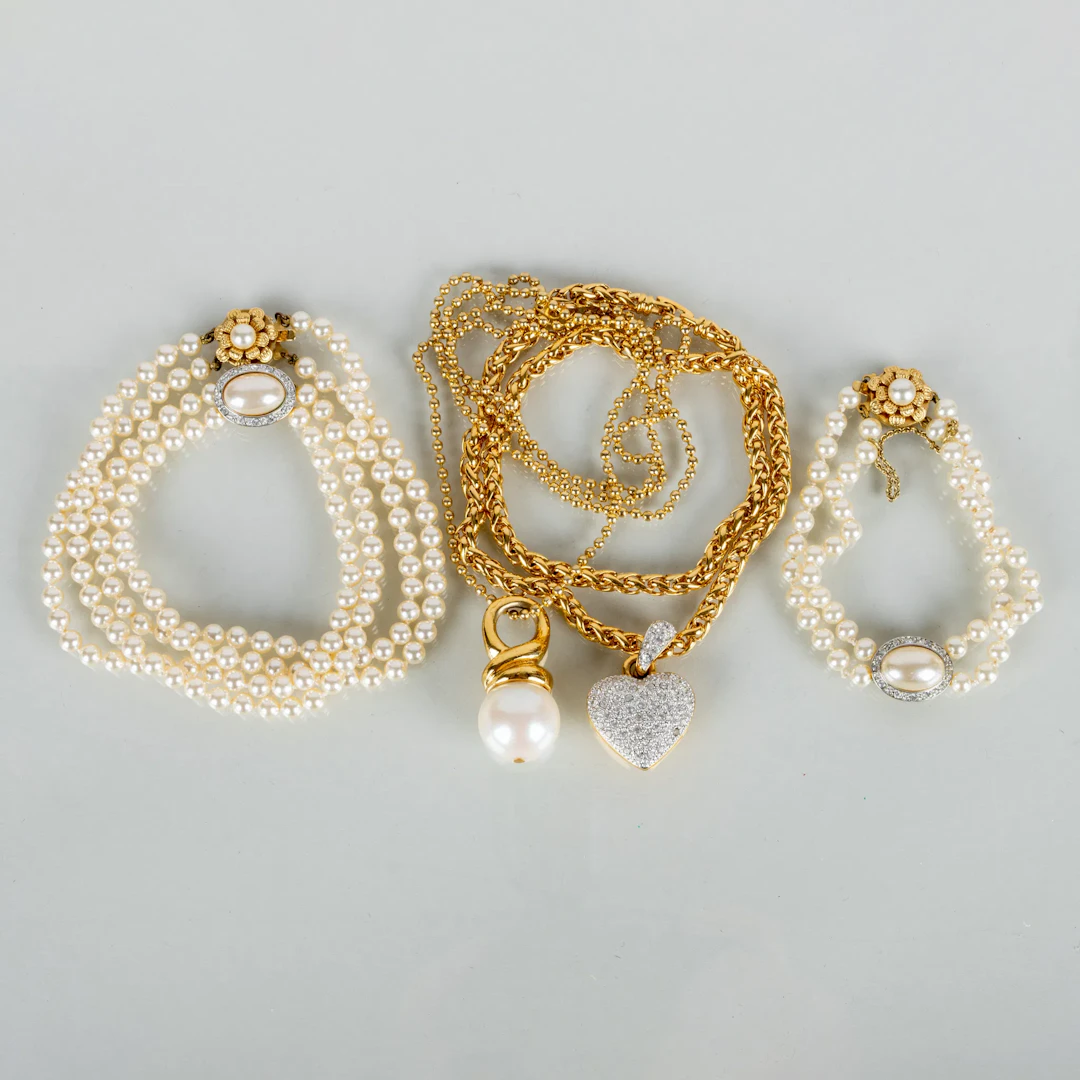 COLLIES Y PULSERAS, 4 piezas, bisutería, siglos XX/2000