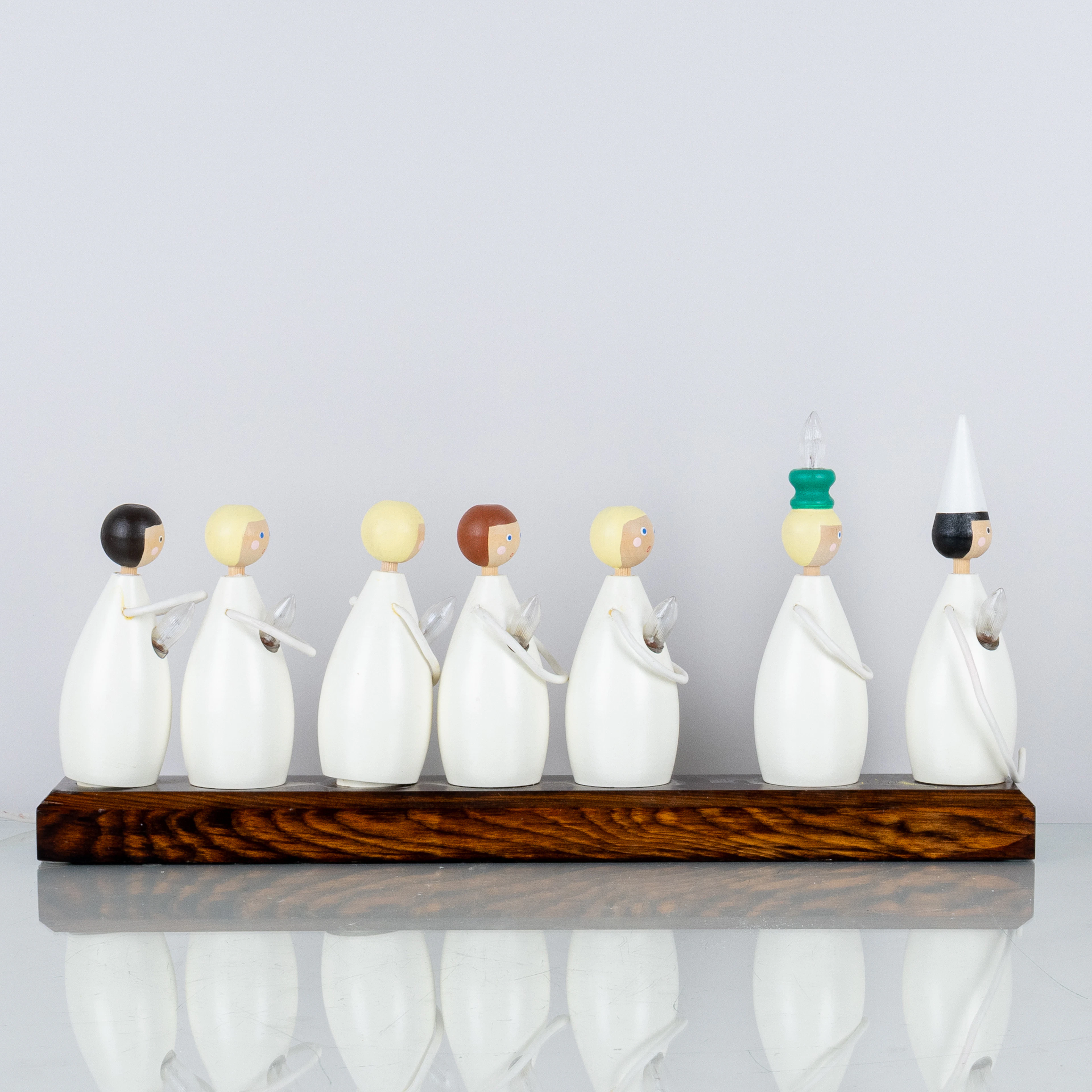 CANDELABRO DE ADVIENTO, MADERA PINTADA, "Luciatåget", Hooks Mekaniska AB, años 1900