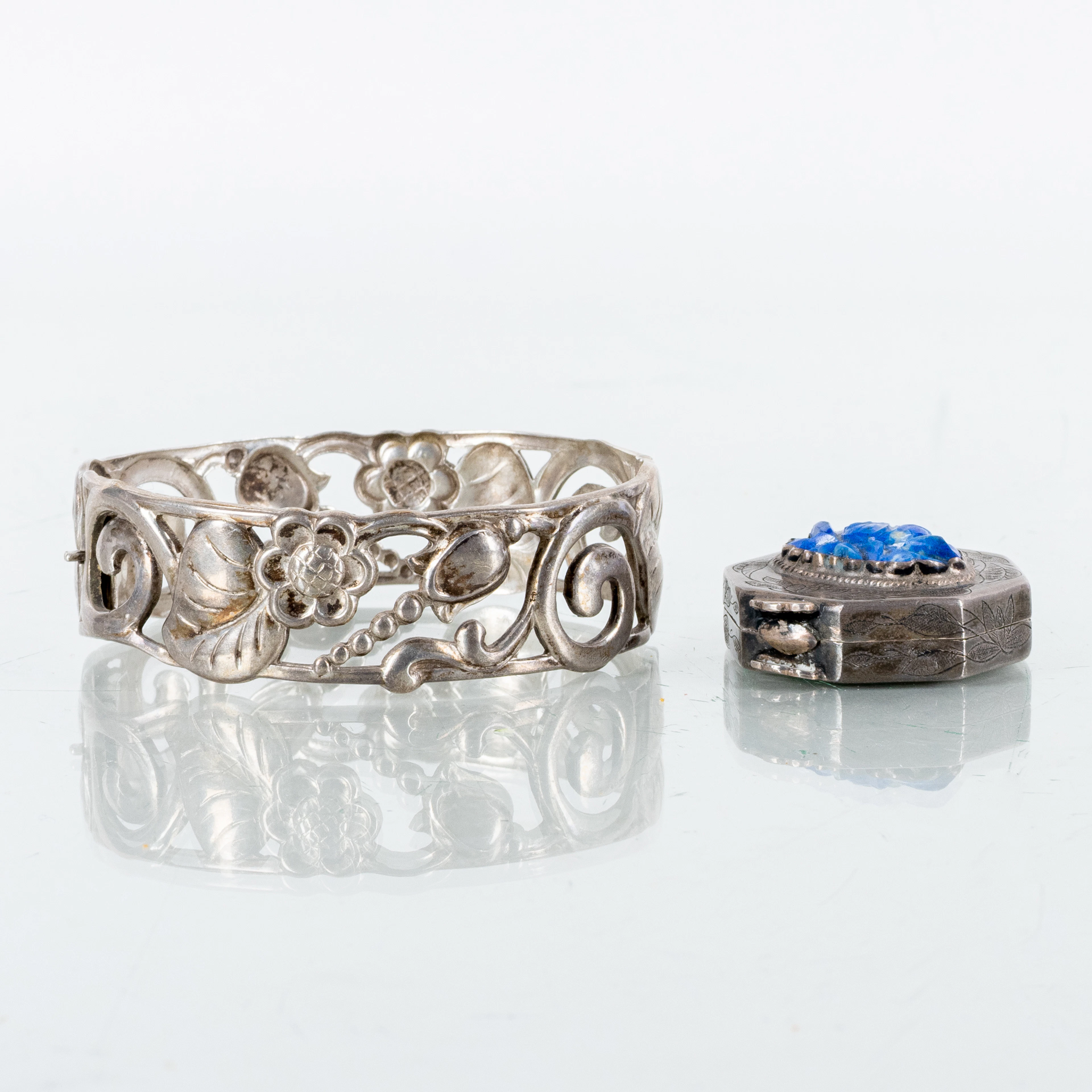 PULSERAS Y CAJAS, plata, la primera mitad del siglo XX, tot. Peso aprox. 55 g
