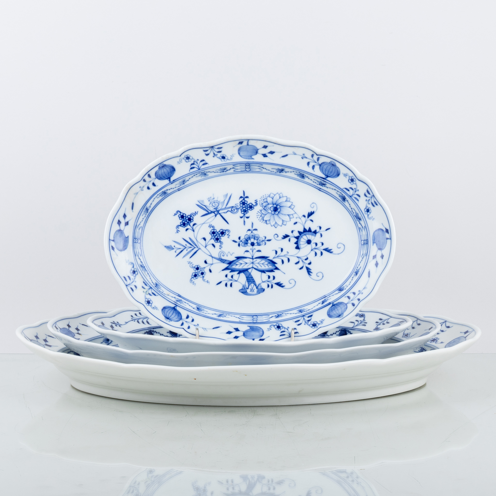 PLATOS DE SERVICIO, 4 piezas, porcelana, patrón cebolla, Meissen, Alemania, 1900s