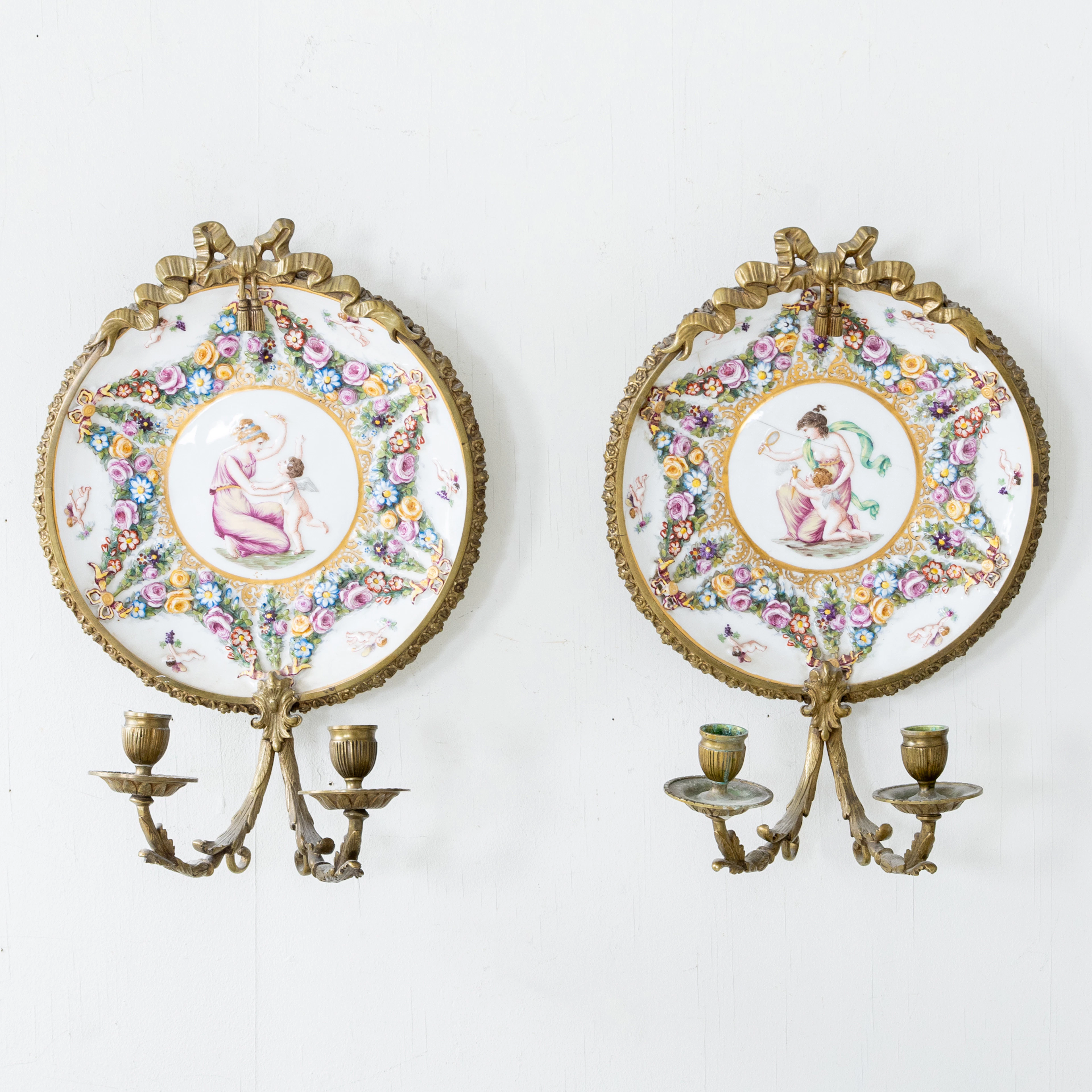 VÄGGLAMPETTER, 1 par, porslin och mässing, Louis XVI-stil, Neapel
