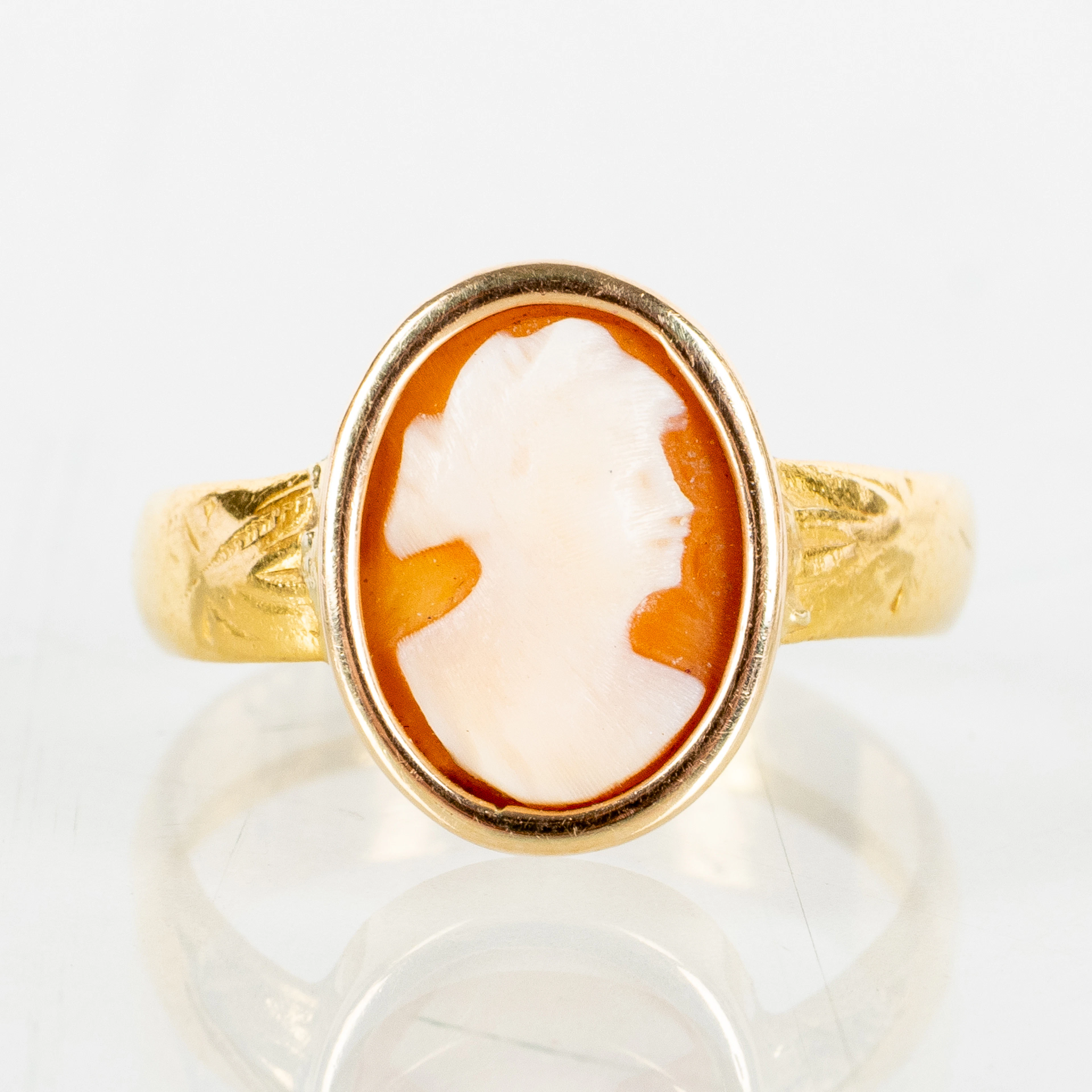 RING, 18k Gold, geschliffene Muschel-Kamee, Gesamtgewicht ca. 3,2 g