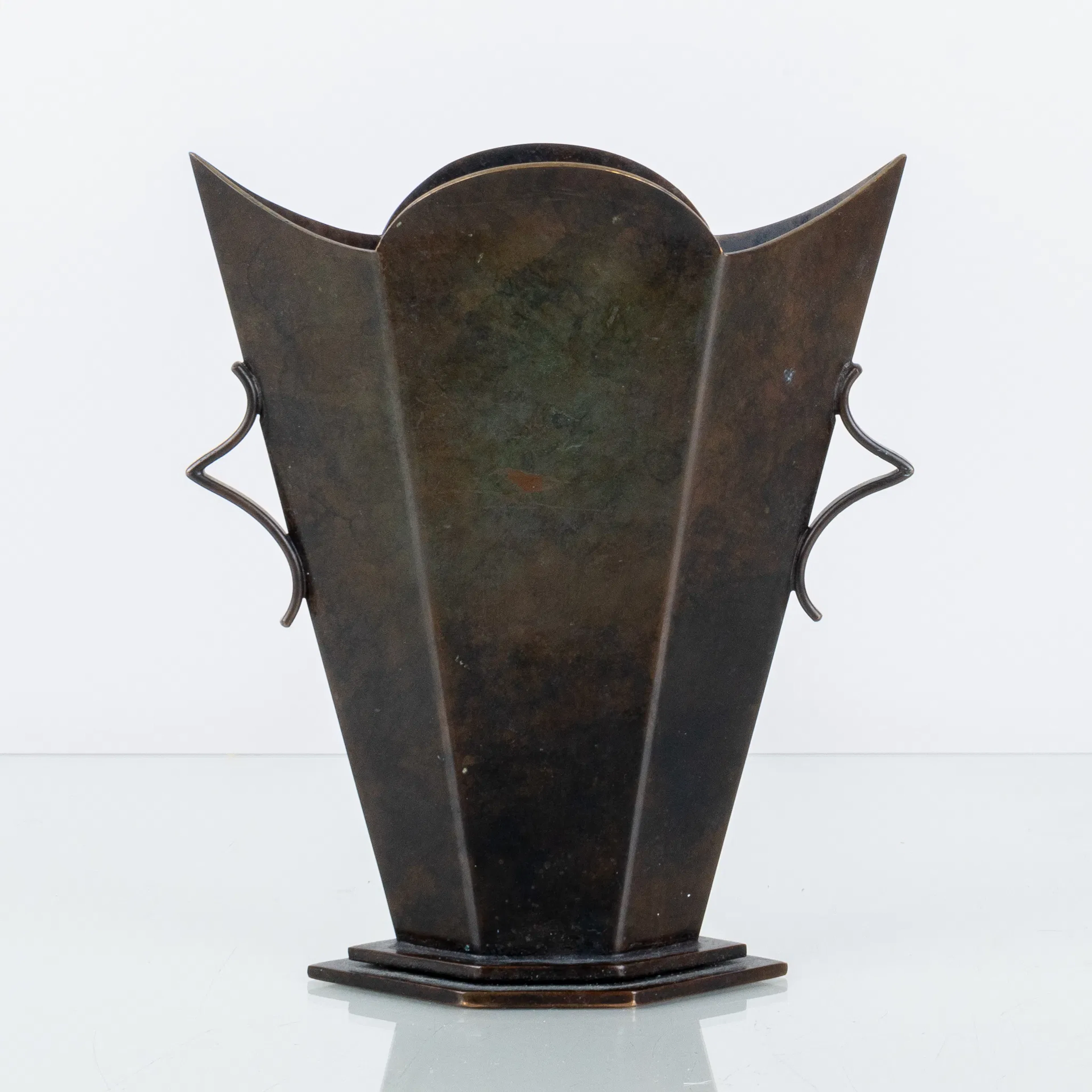 HOLGER FRIDERICIAS, Un jarrón de bronce patinado, Art Déco, Dinamarca, años 30
