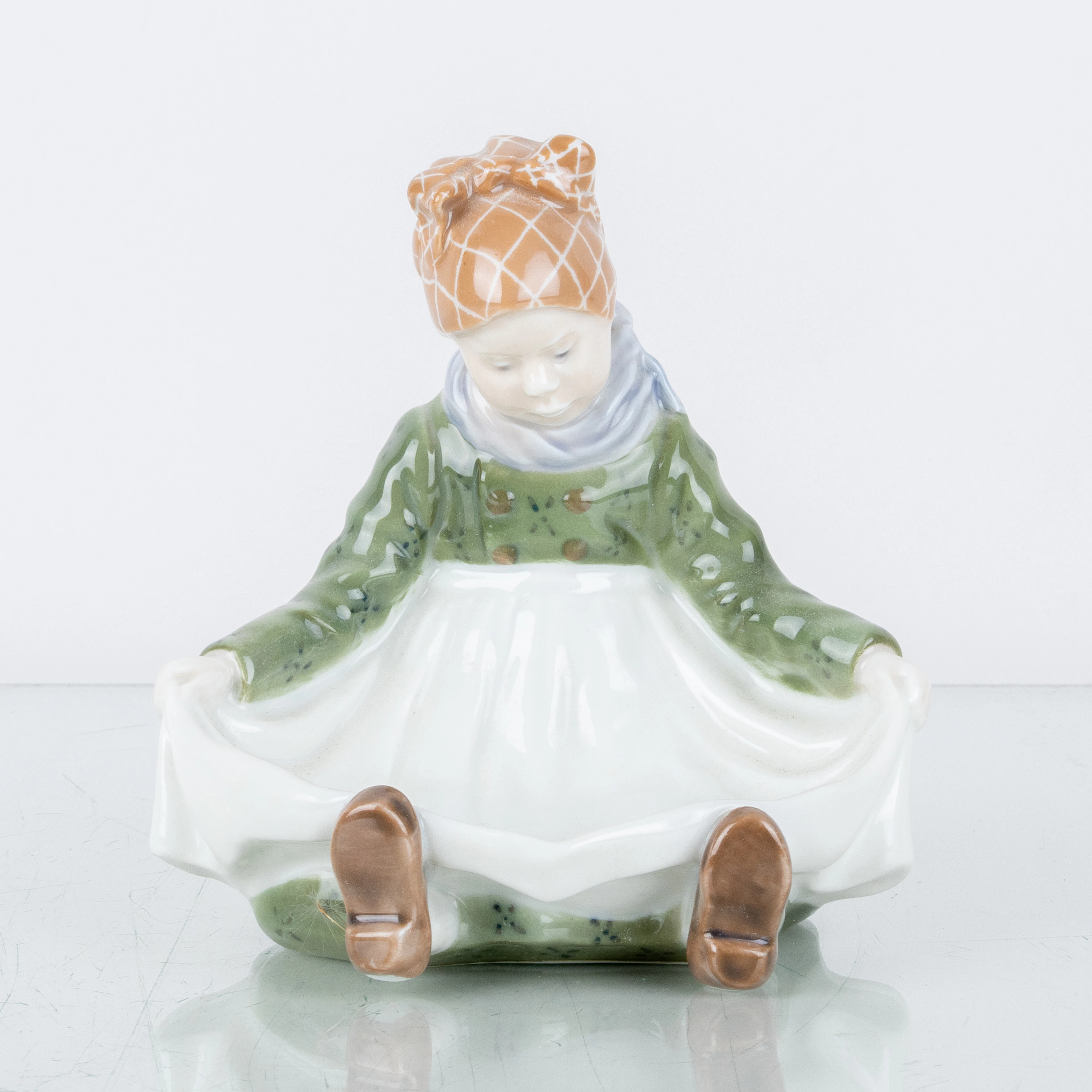 LOTTE BENTER, porcellana a statuine, ragazza Amag, Royal Copenhagen