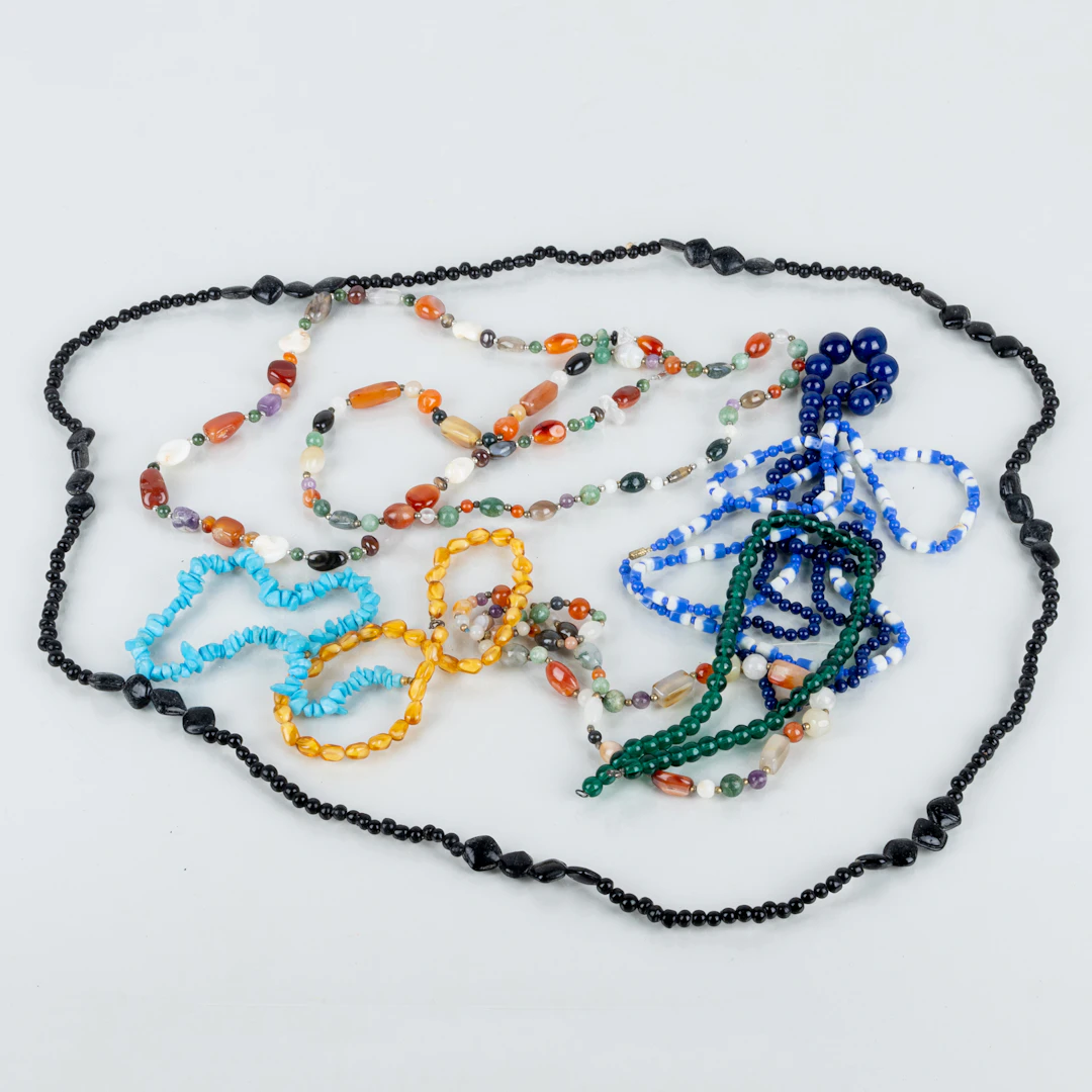 COLECCIÓN DE COLLARES, PIEDRA Y CRISTAL, SIGLO XX