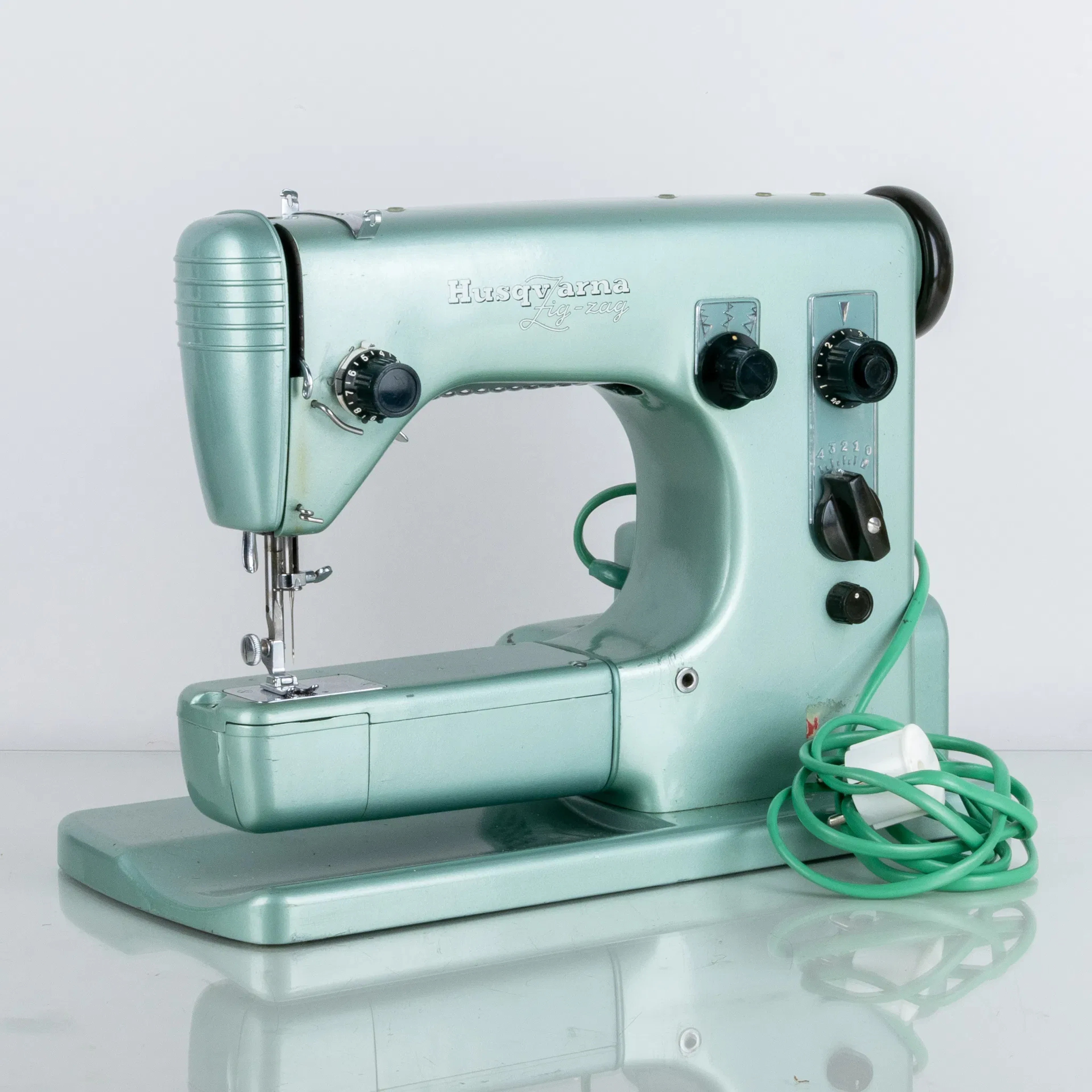 MÁQUINA DE COSER, Husqvarna, "Zig-Zag", mediados del siglo XX