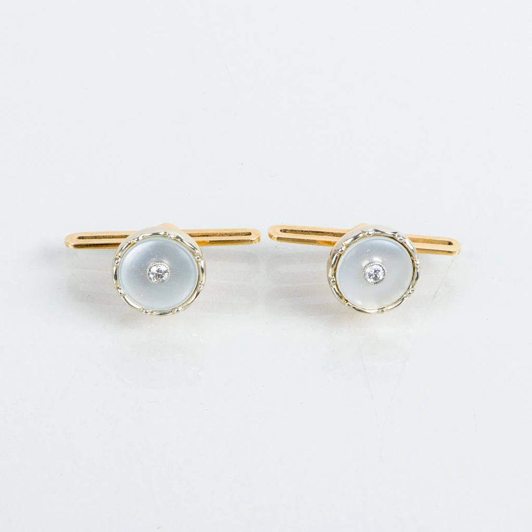 SHIRT BUTTONS, 1 pair, 18k gold, with mother-of-pearl and brilliant-cut diamonds