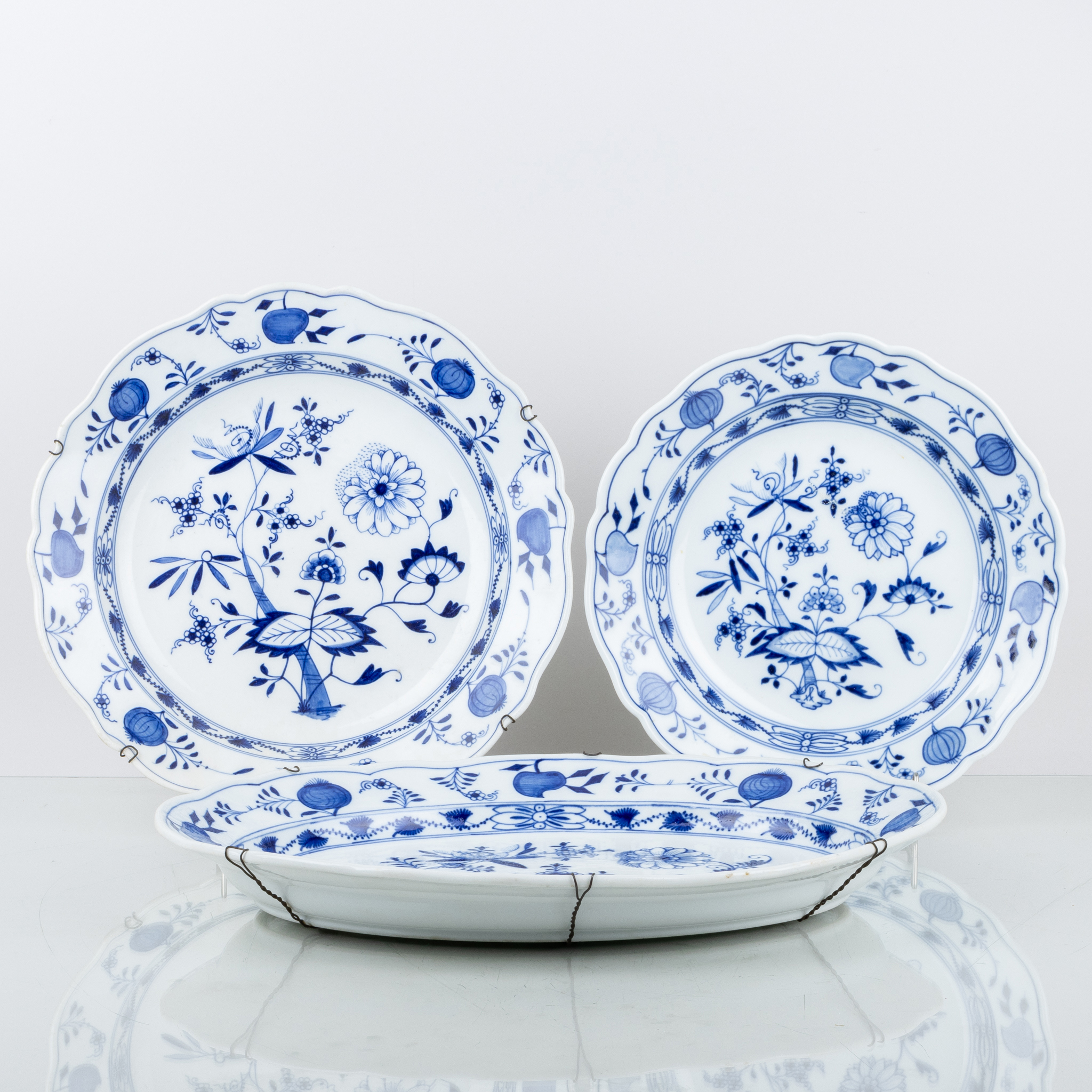 PLATOS DE SERVICIO, 3 piezas, porcelana, patrón cebolla, Meissen, Alemania, 1900s