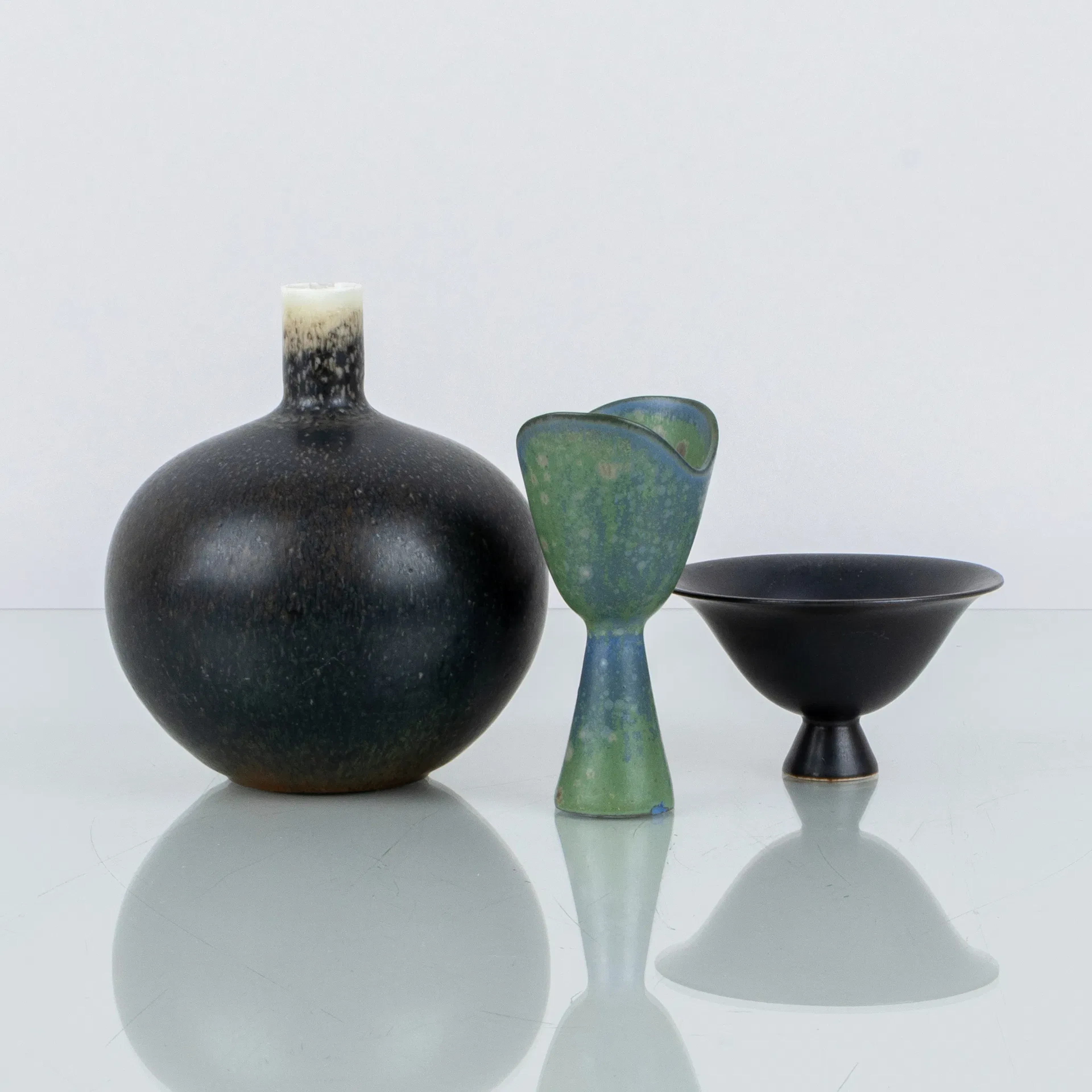 CARL-HARRY STÅLHANE ET GUNNAR NYLUND, 3 pièces, vase et bols à pied