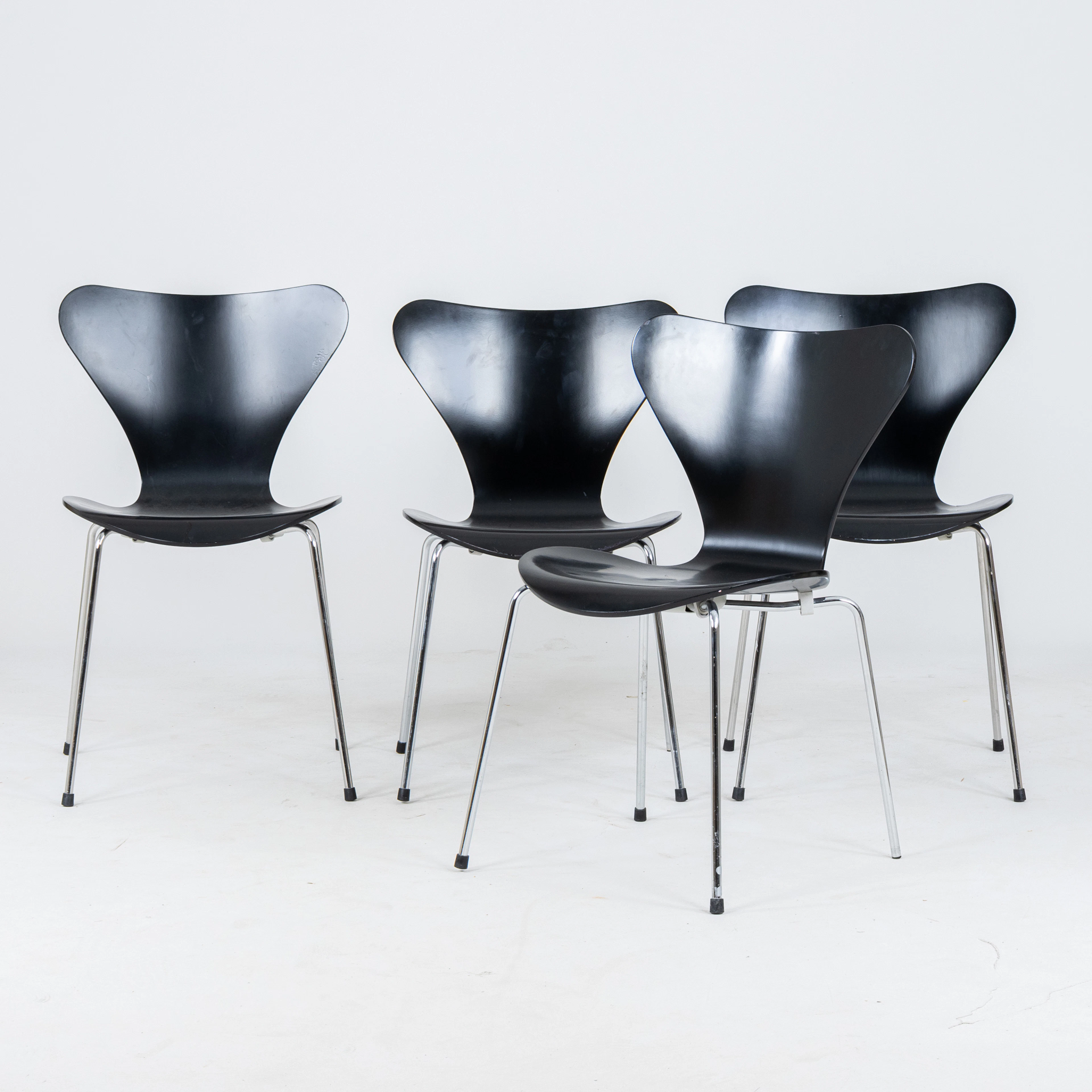 ARNE JACOBSEN, 4 chairs, "Sjuan", Fritz Hansen, year 2007
