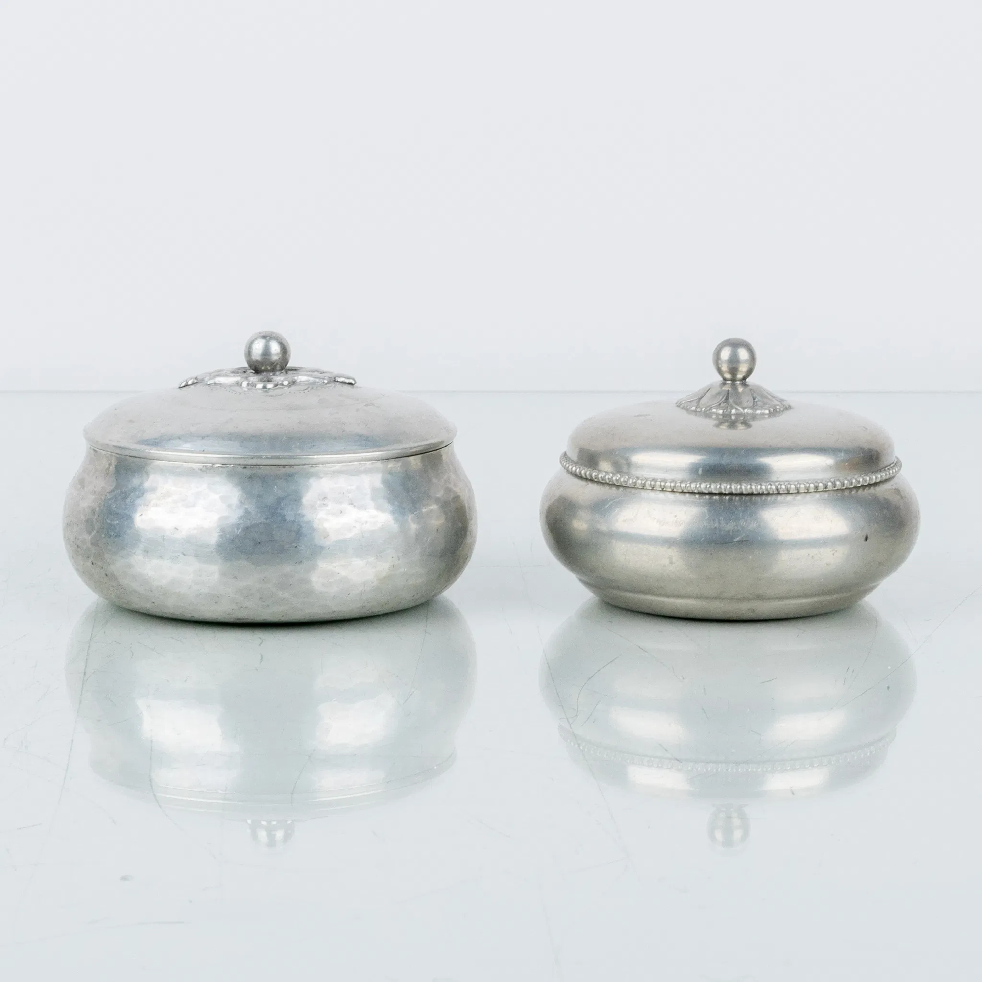 JUST ANDERSEN, 2 boîtes à boucles, étain, années 1930