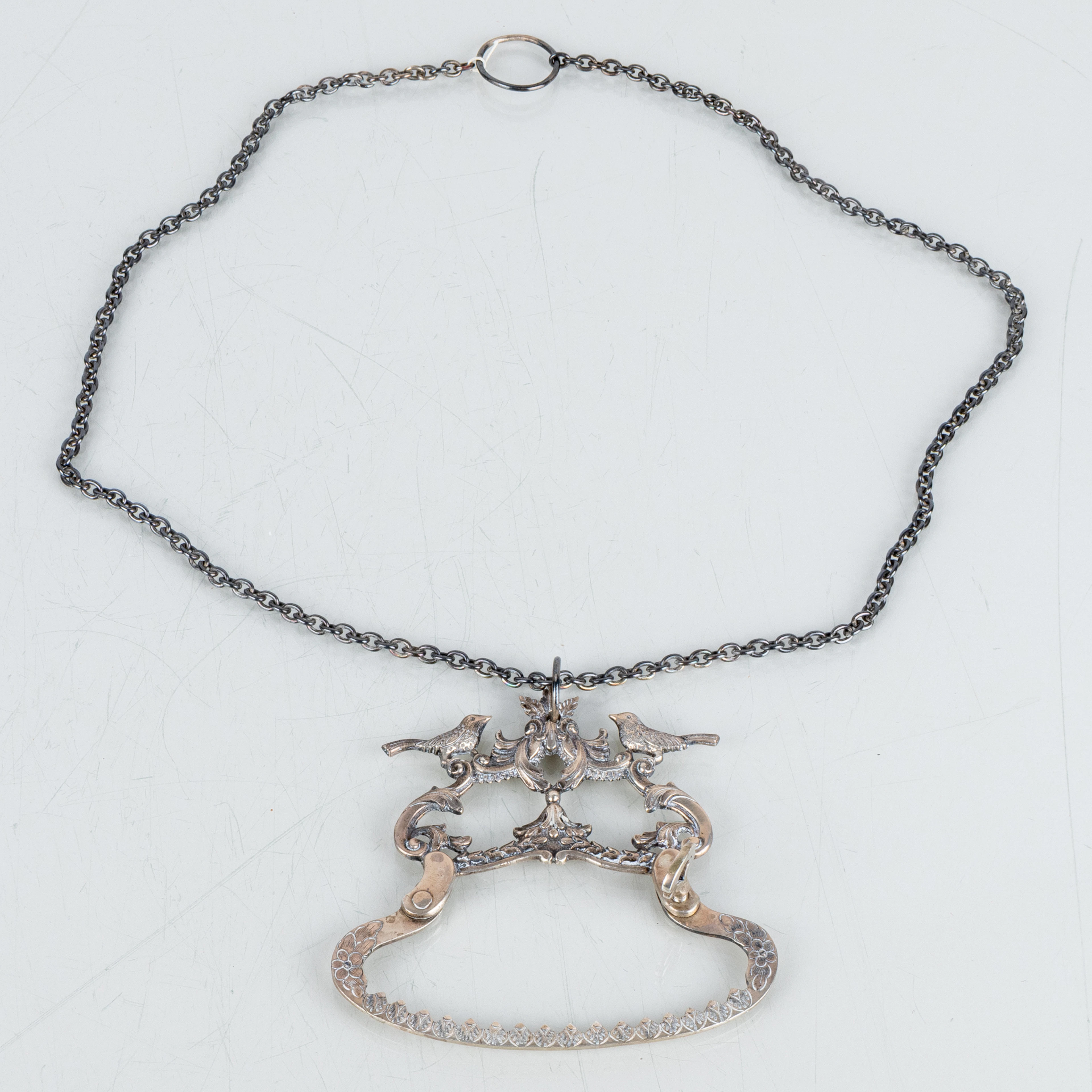 DEKORATIONSHÅLLARE, med kedja, silver, sannolikt Sydamerika, 1900-tal