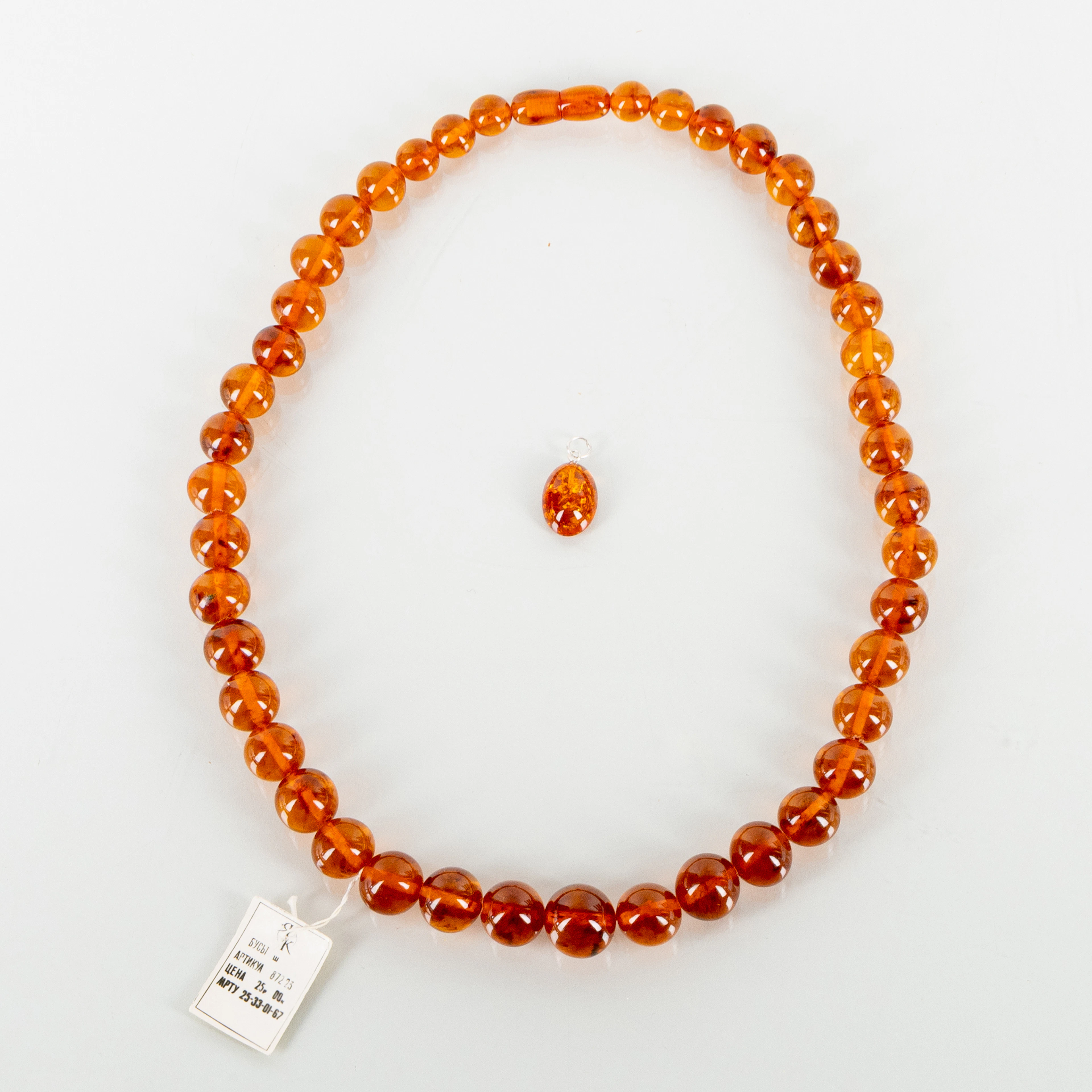 COLLIER ET PENDENTIF, ambre, seconde moitié du 20ème siècle