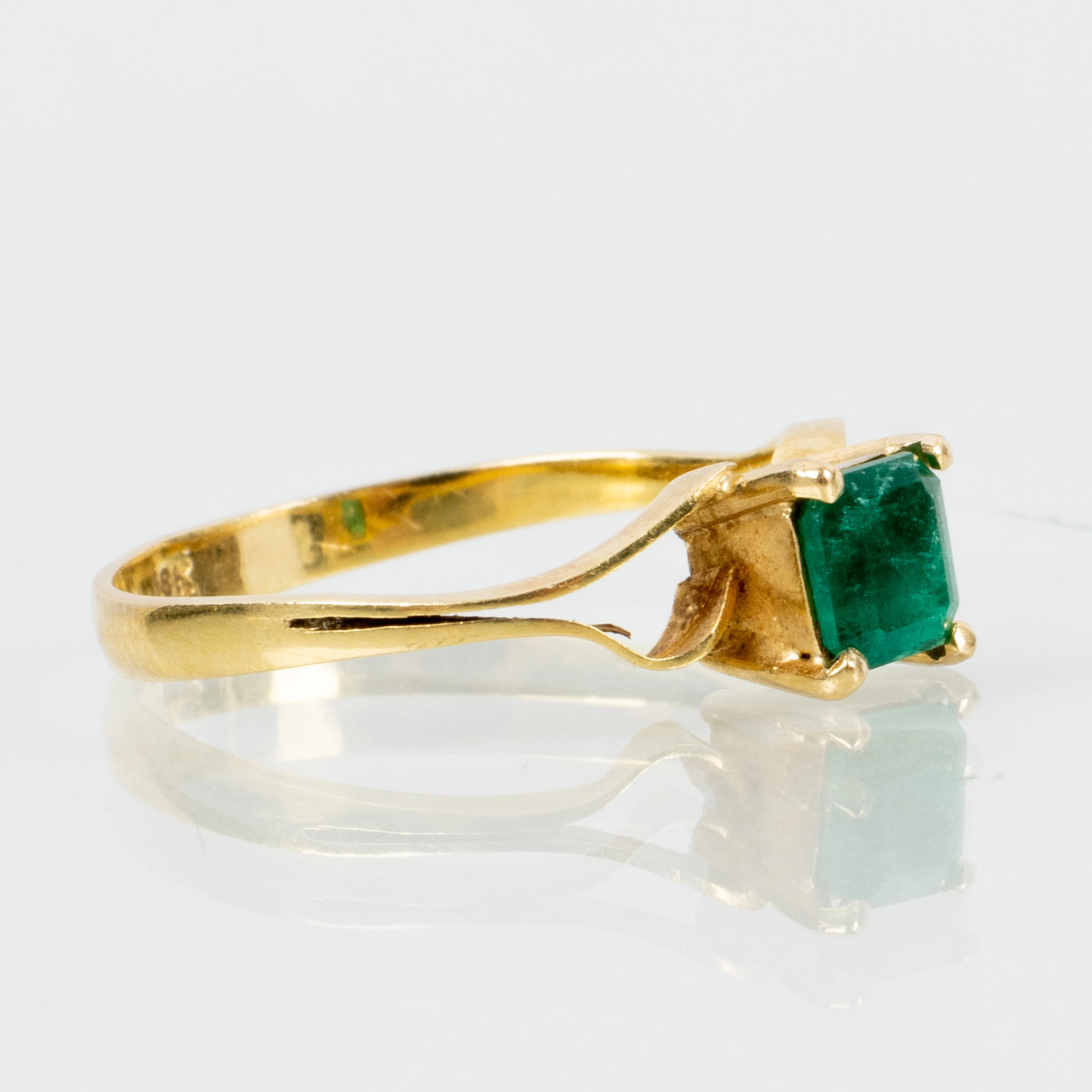 ANILLO, oro de 18 quilates, con esmeralda, peso aprox. 1,7 g