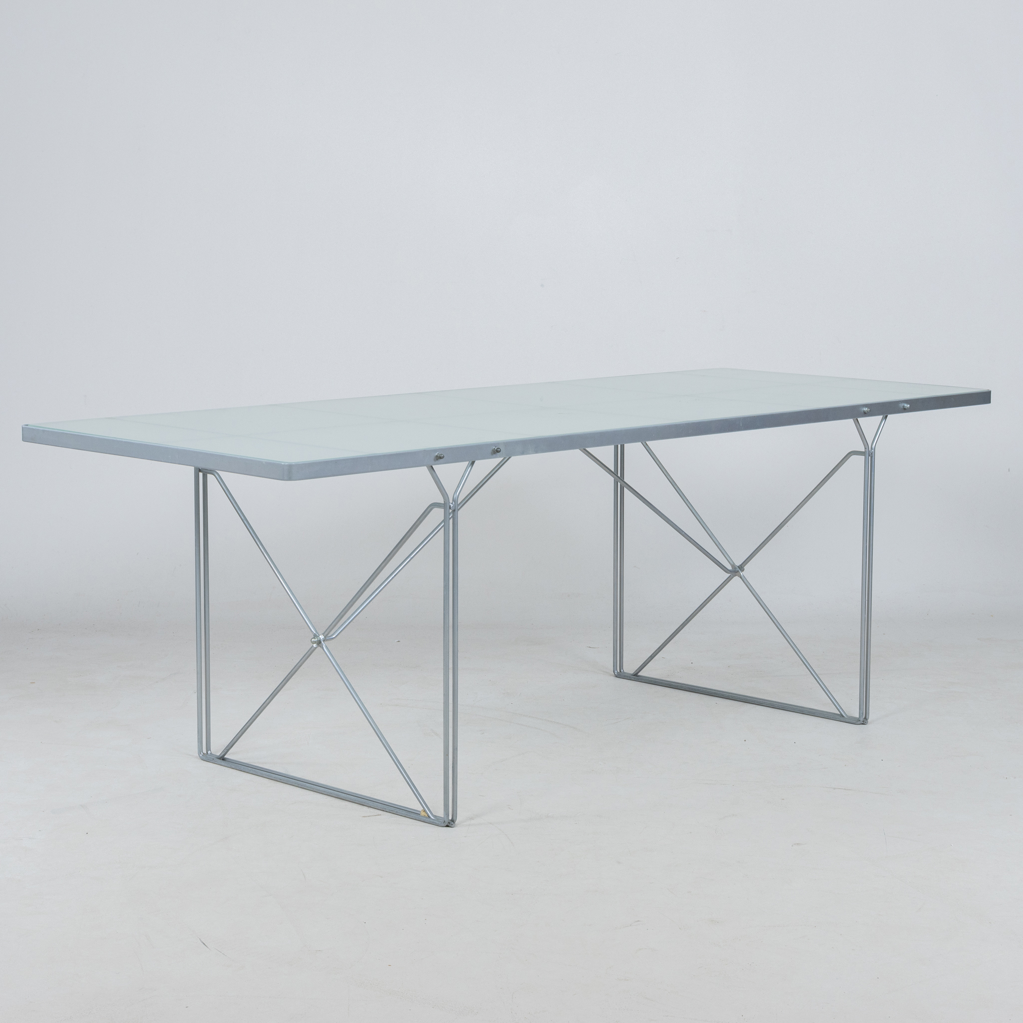 NIELS GAMMELGAARD, una mesa de comedor "Moment", Ikea PS