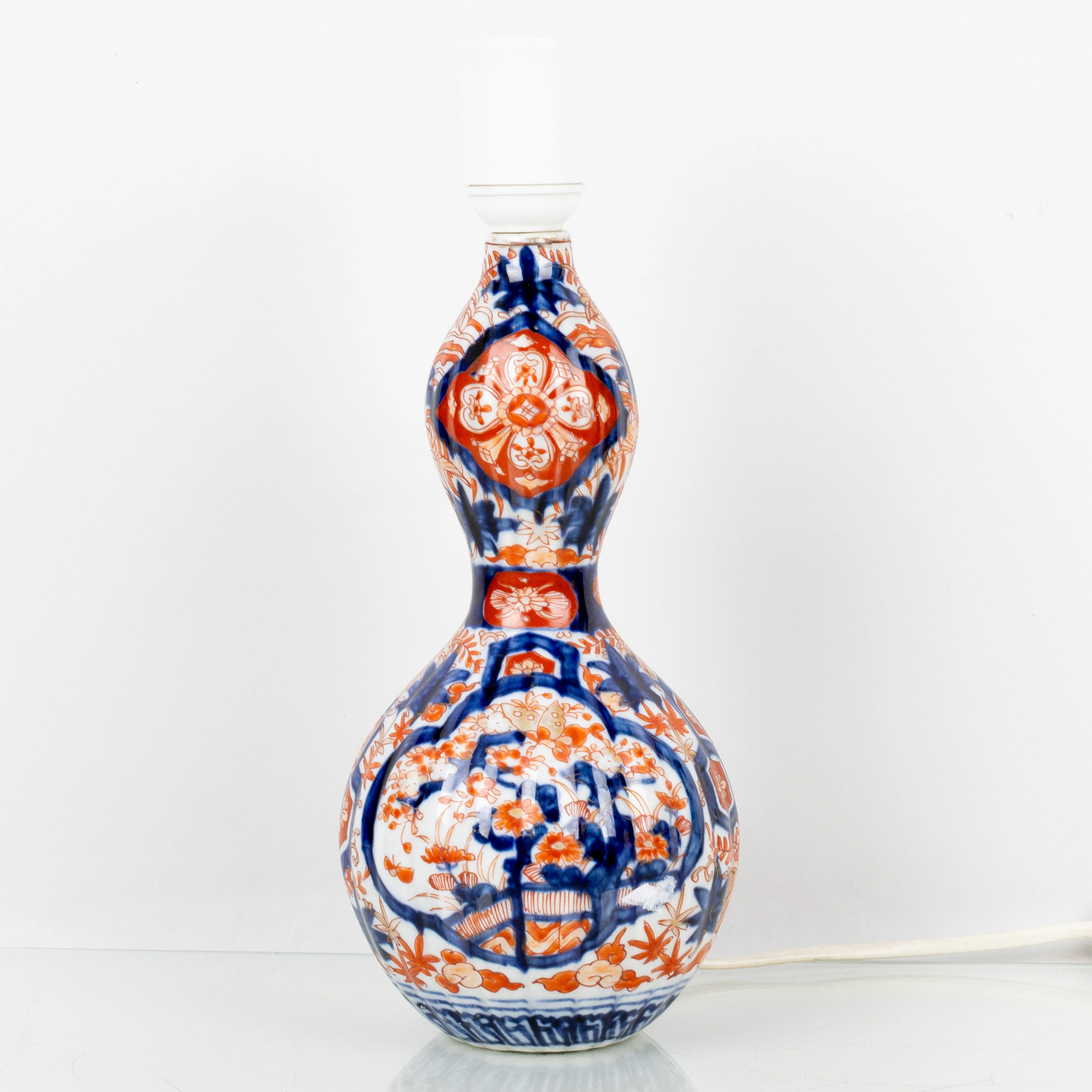 LAMPADA DA TAVOLO, porcellana, Giappone, Meiji (1868-1912)