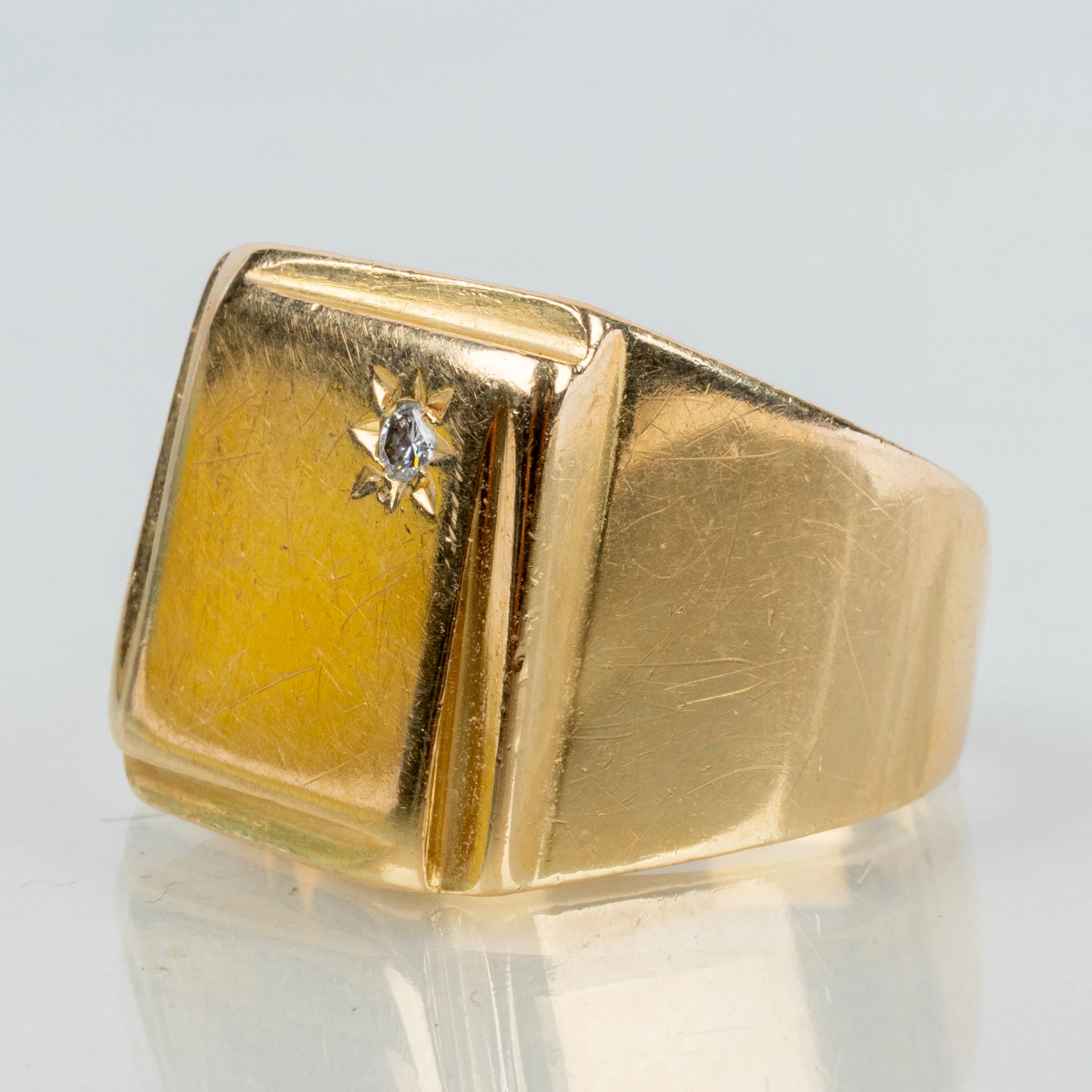 ANELLO SIGILLO, oro 18 carati, con diamante taglio brillante, seconda metà del XX secolo