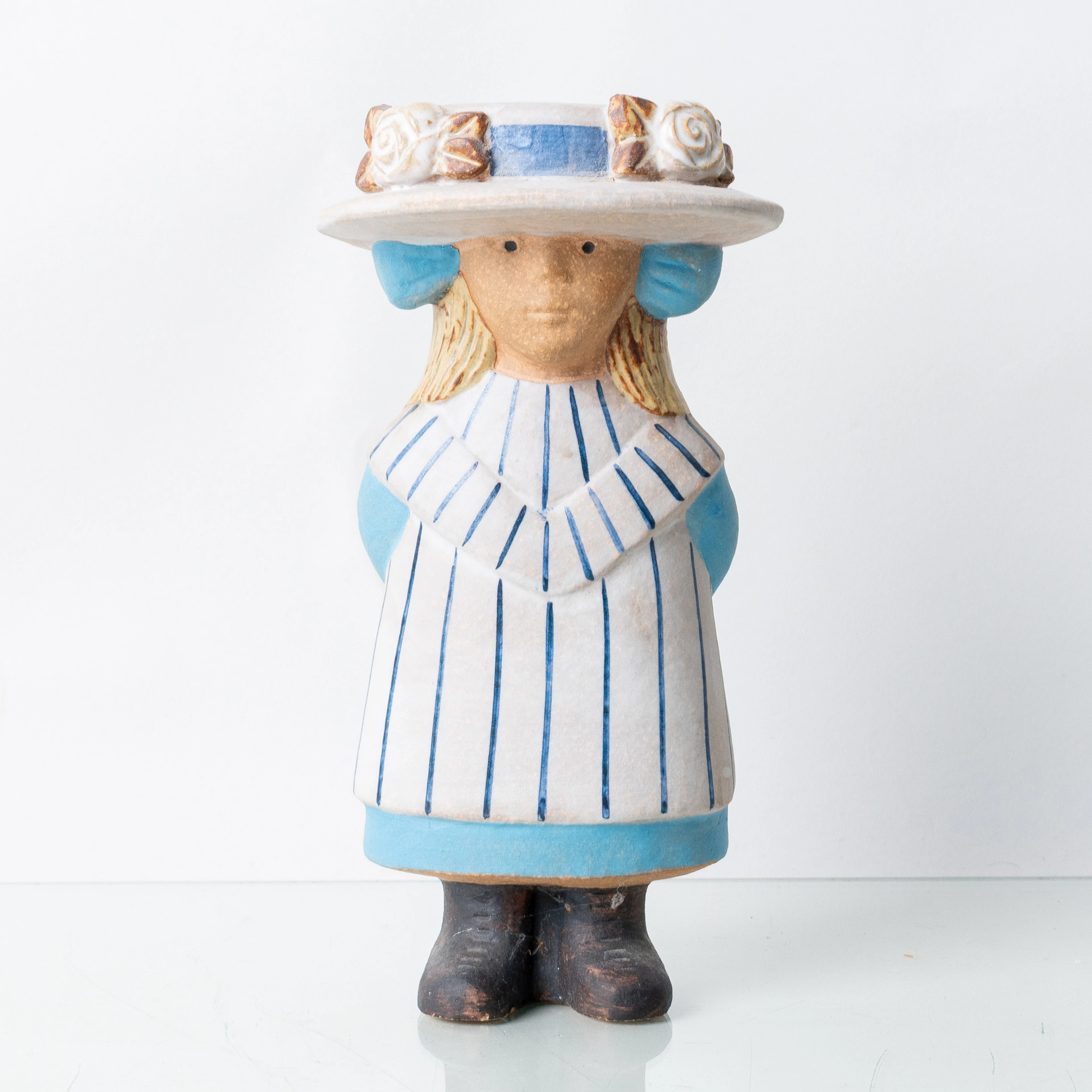 LISA LARSON, una figura de cerámica, "Victoria", de la serie "Cambio de siglo", Gustavsberg