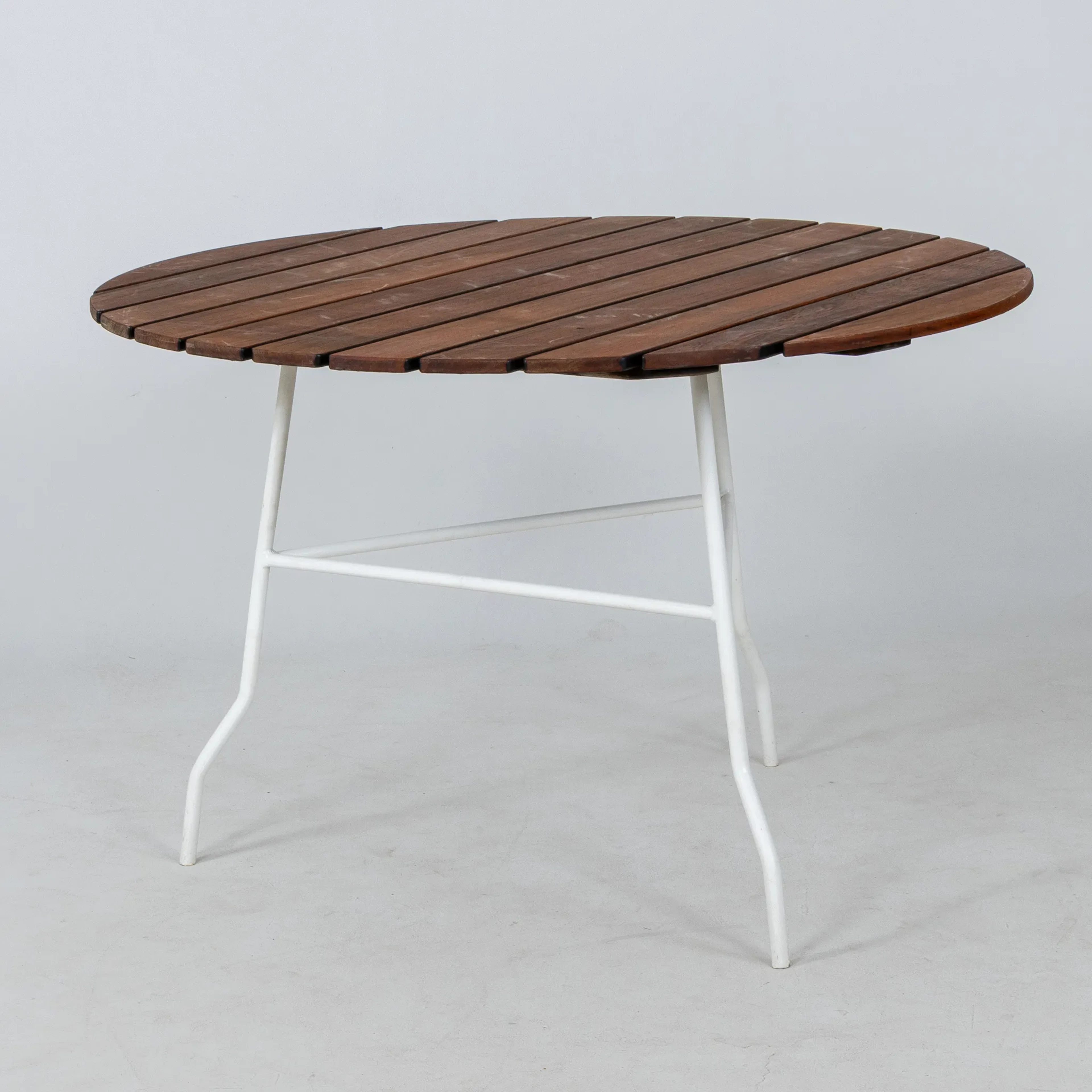 TORE AHLSÉN, una mesa de jardín, "Pia", Gärsnäs