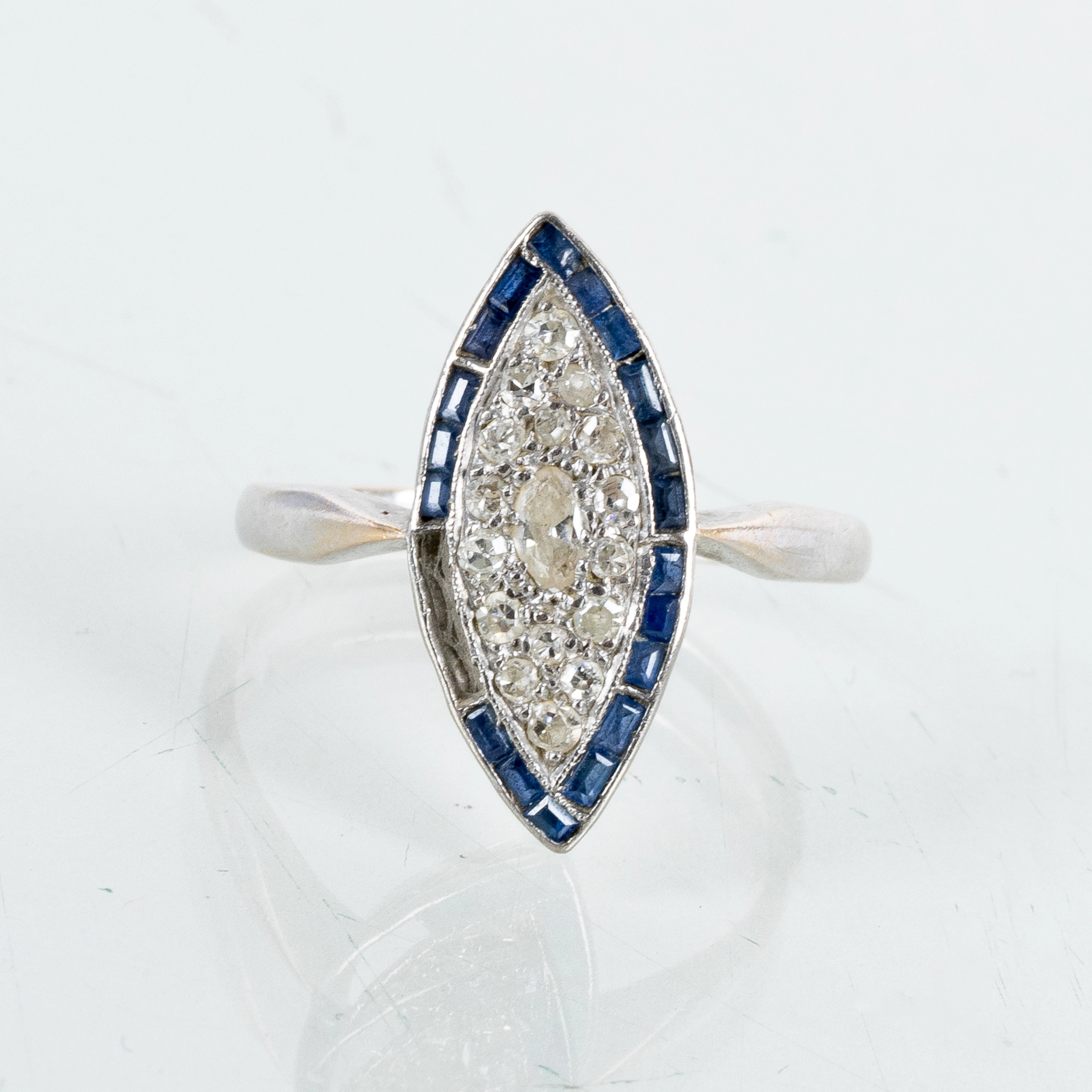 ANELLO, oro bianco 18k, con diamanti e zaffiri, francobolli svedesi indistinti 1929