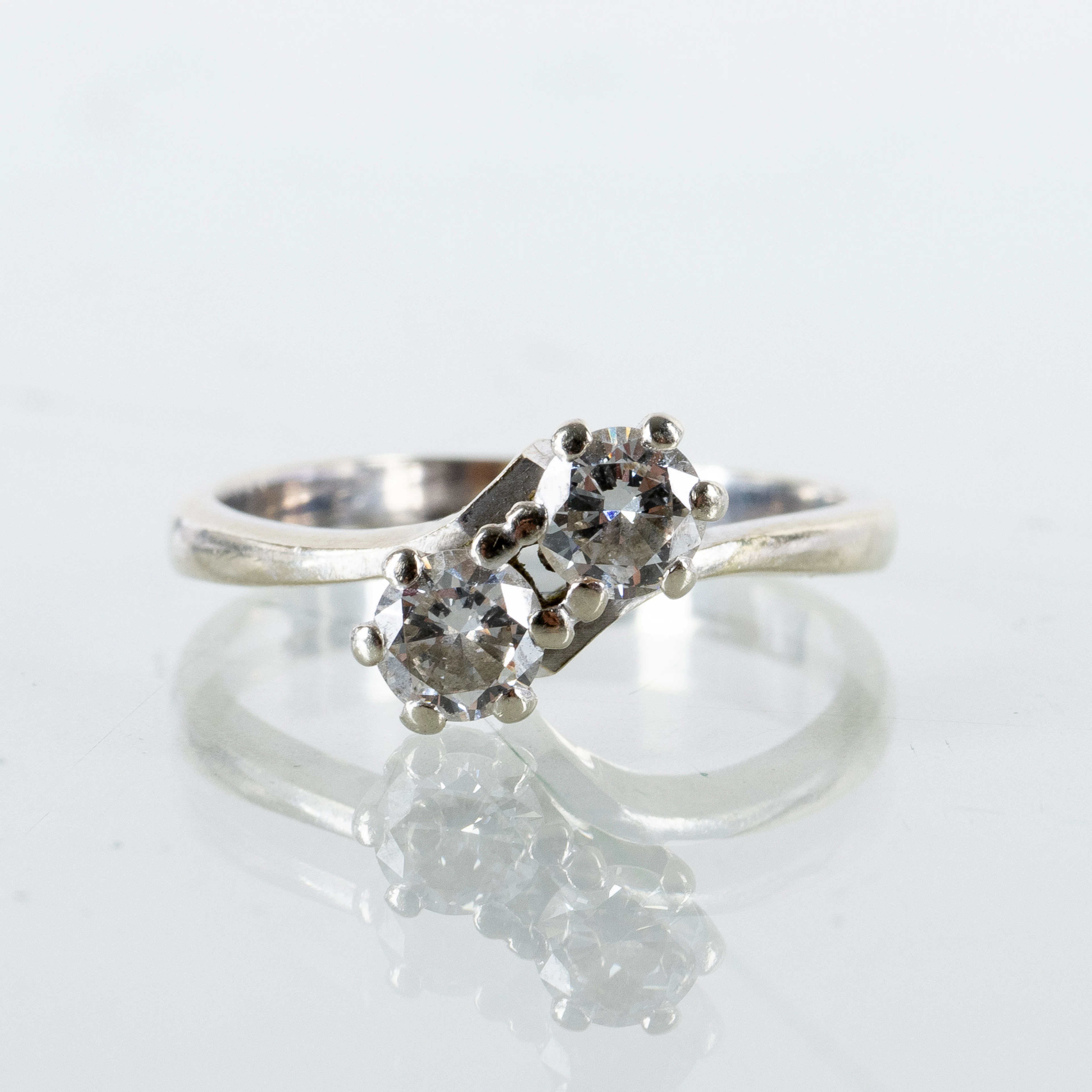 ANILLO, oro blanco de 18 quilates, con diamantes tallados antiguos en total aproximadamente 0,63 ct, llamado anillo hermano