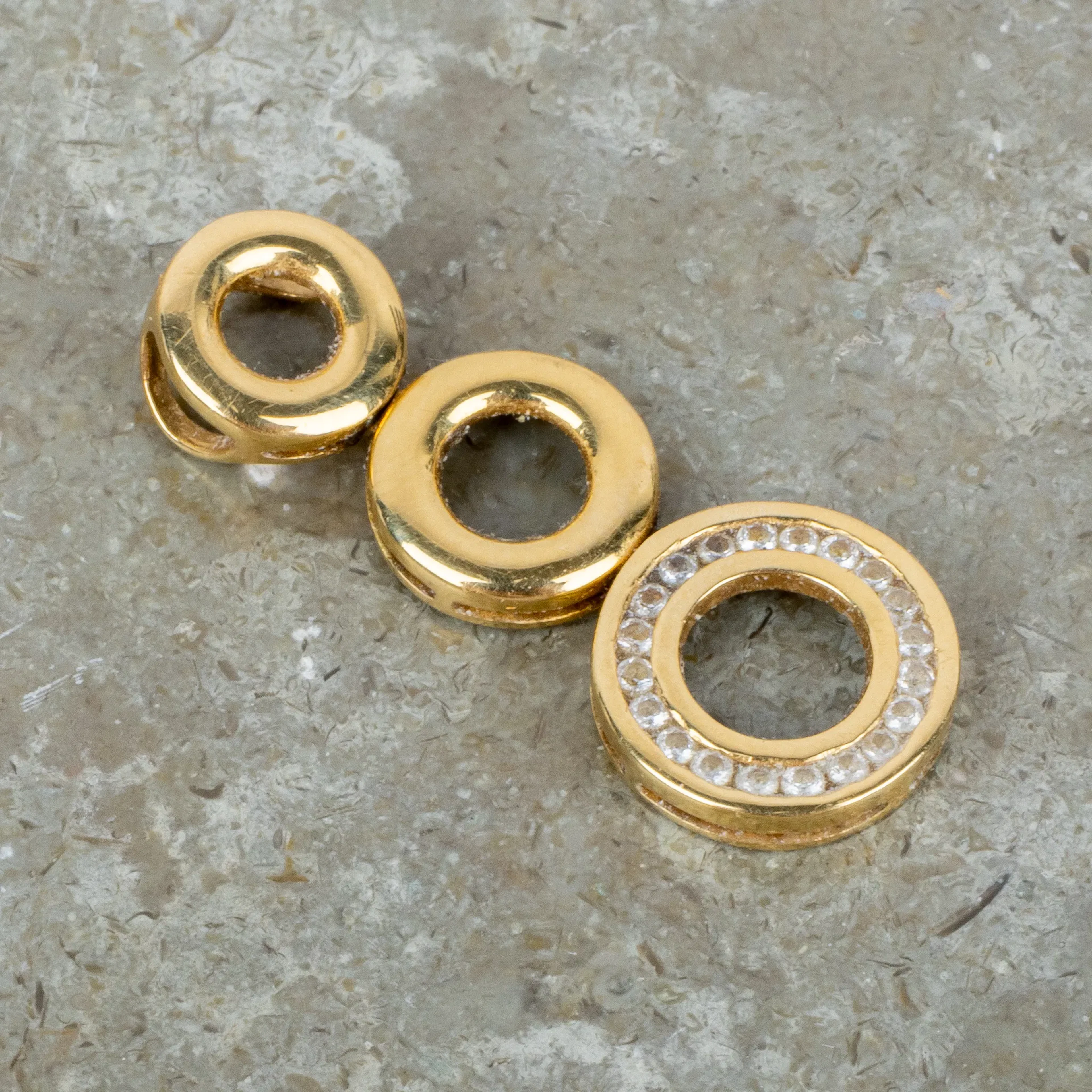 PENDANT, 18k gold, with white stones