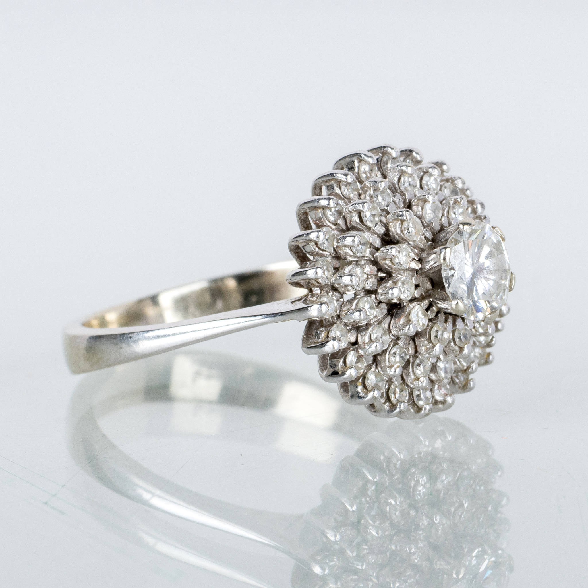 ANILLO, oro blanco de 18 quilates, con diamantes de corte brillante y tallado octogonal