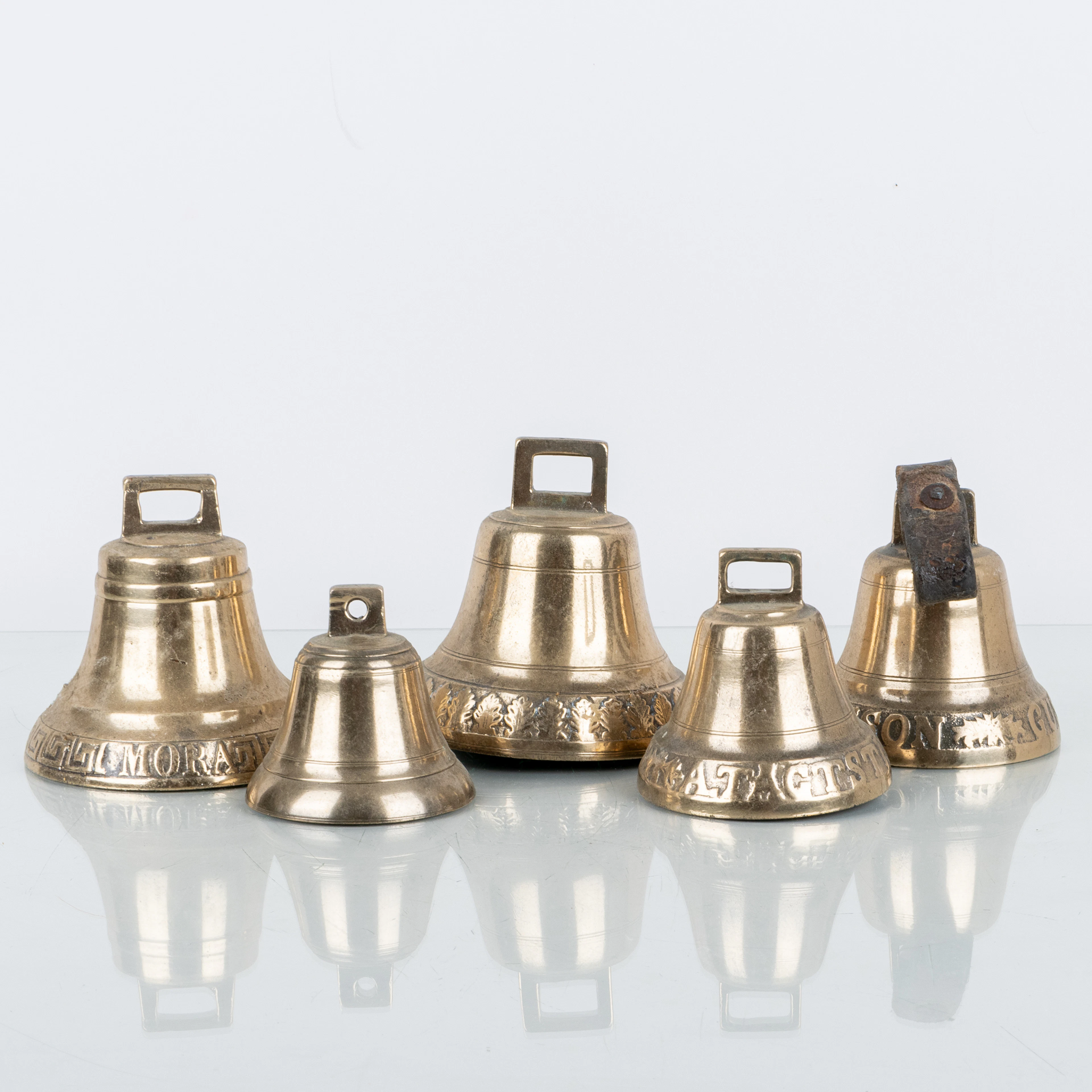 CAMPANAS, 5 piezas de mineral, incluyendo Mora, siglos XIX/XIX