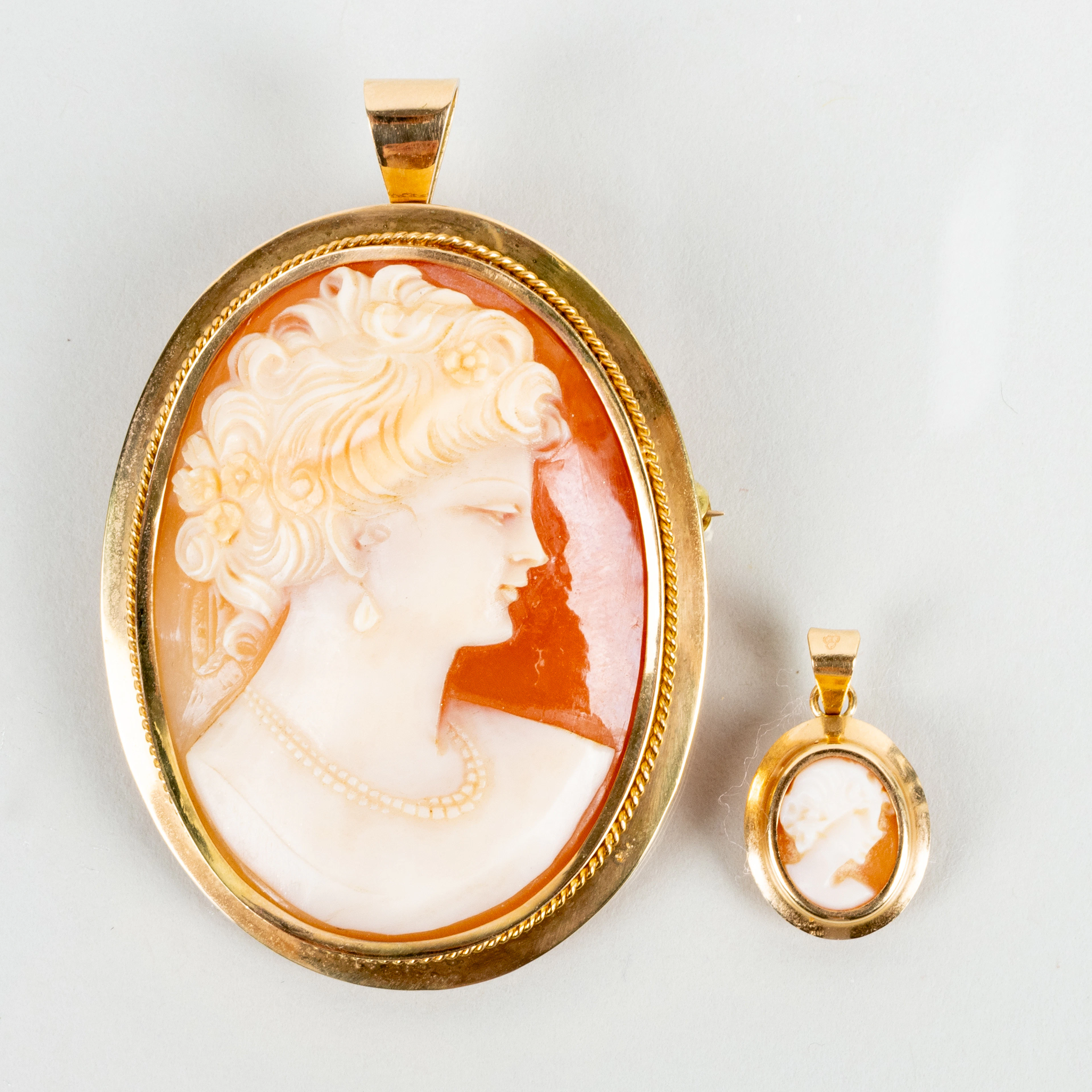 SPILLA E CIONDOLO, oro 18 carati, camé, tot peso circa 12,5 g