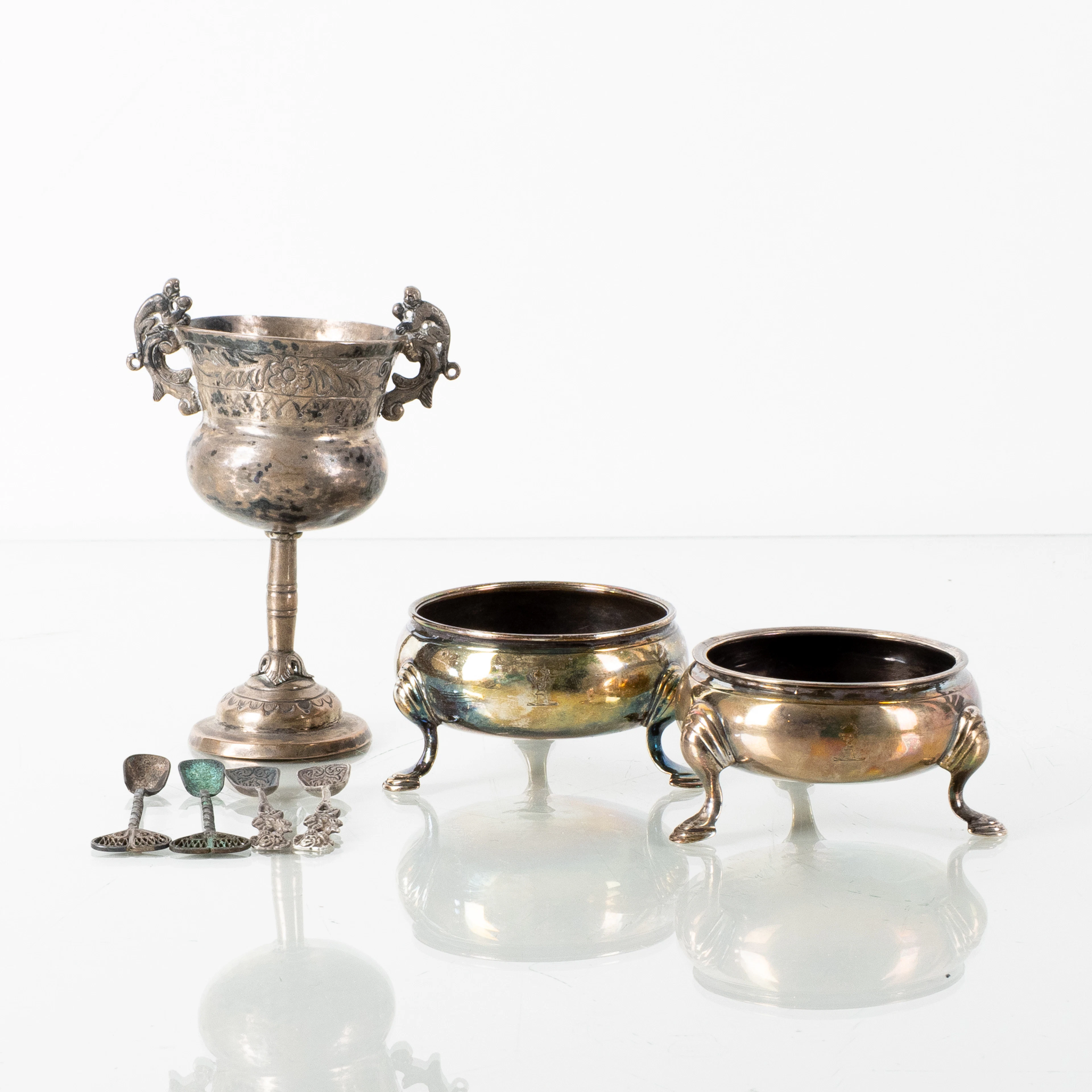SALZSTREUER UND KELCH, 3-teilig, silber, blau England, Gesamtgewicht ca. 195 g