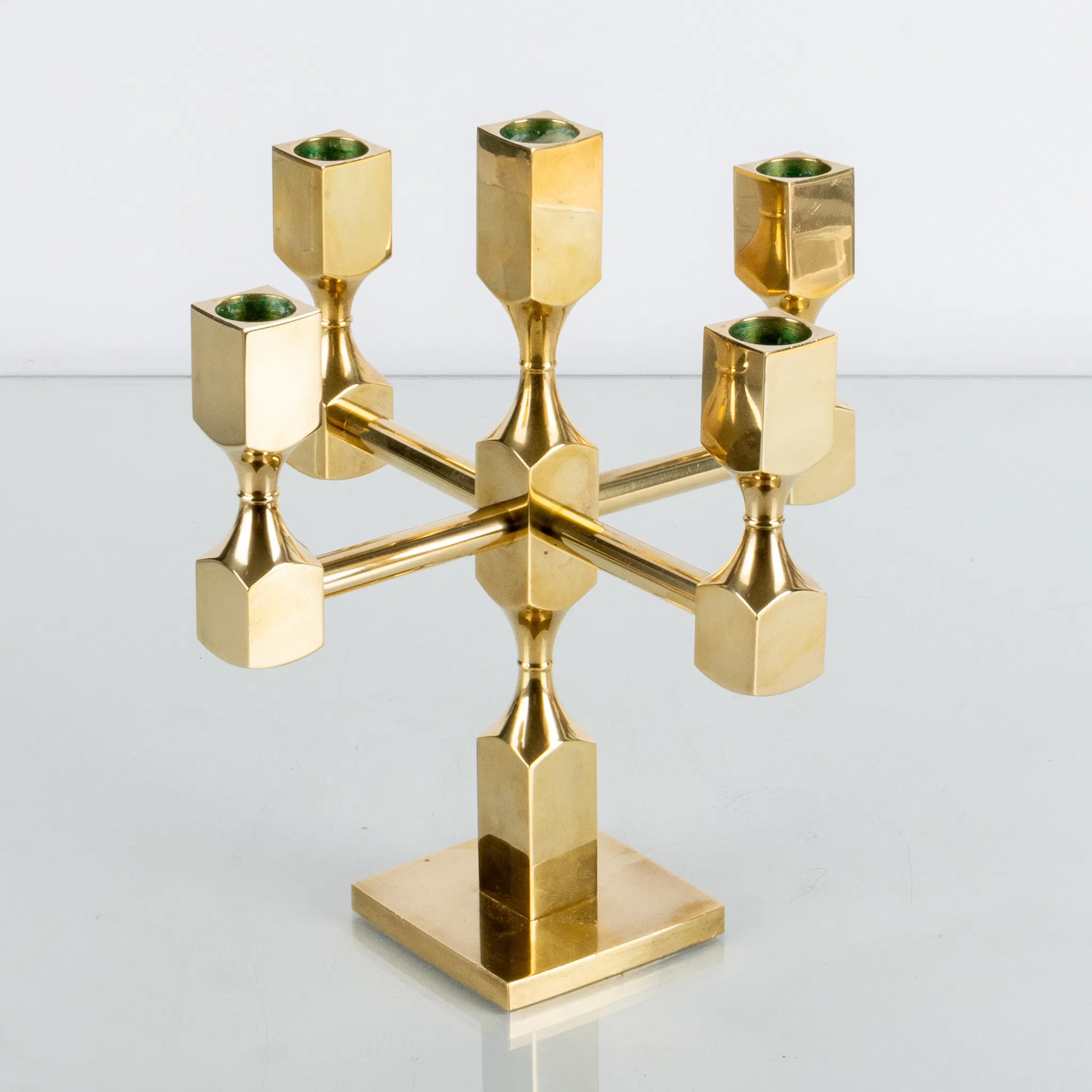 CANDELABRO, latón, Metallslöjden Gusum, firmado y fechado GJ 1976