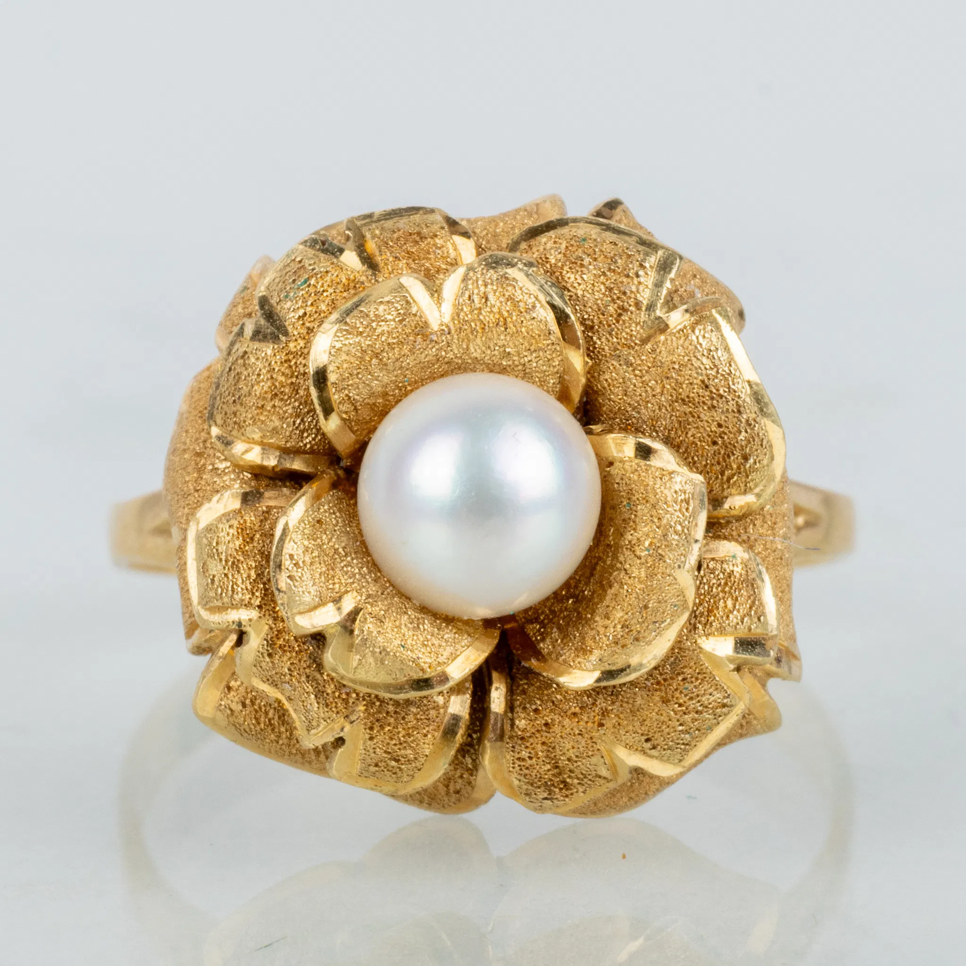 ANILLO, oro de 18 quilates, con perla cultivada