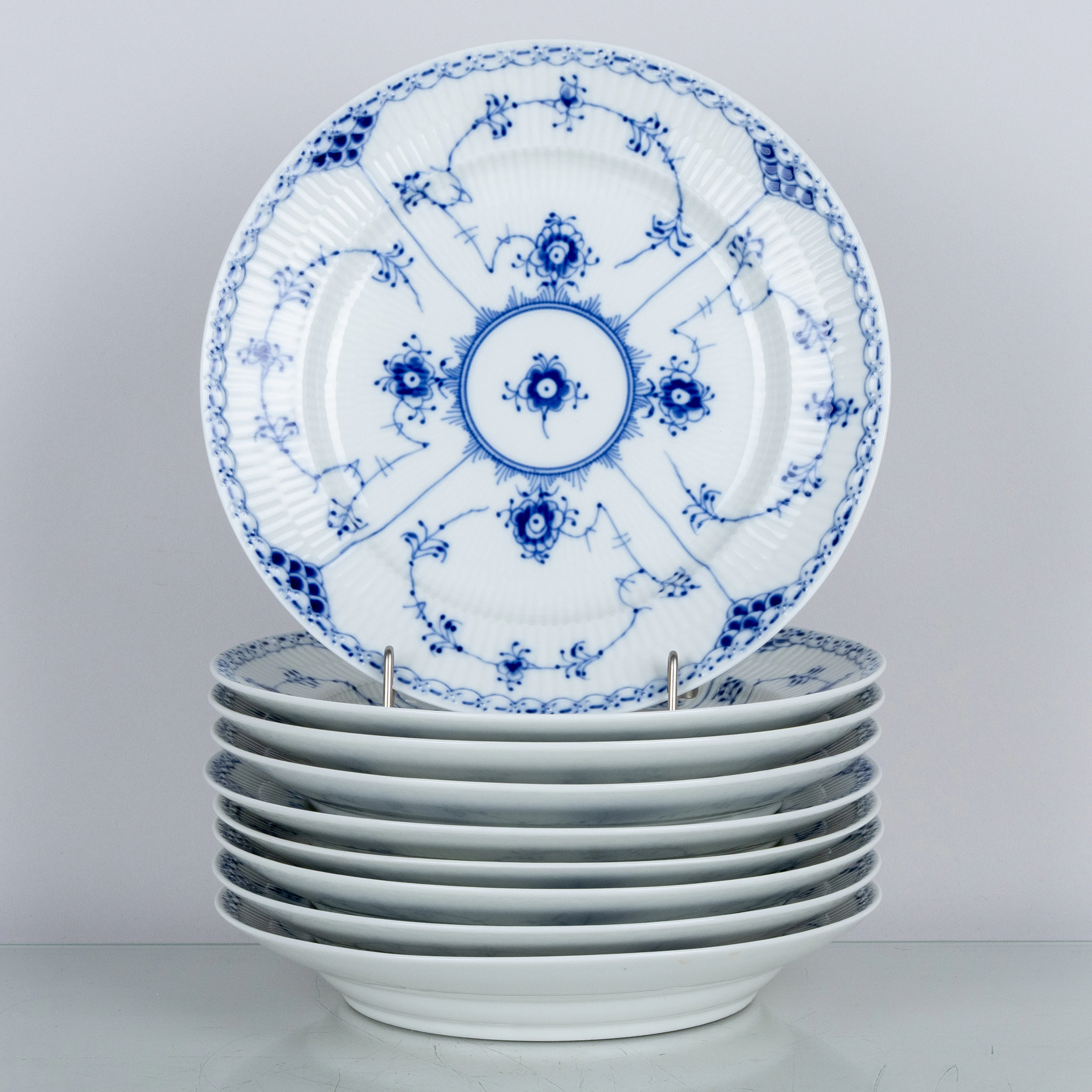 REAL COPENHAGUE, 9 platos de porcelana, "Blue Fluted", Dinamarca
