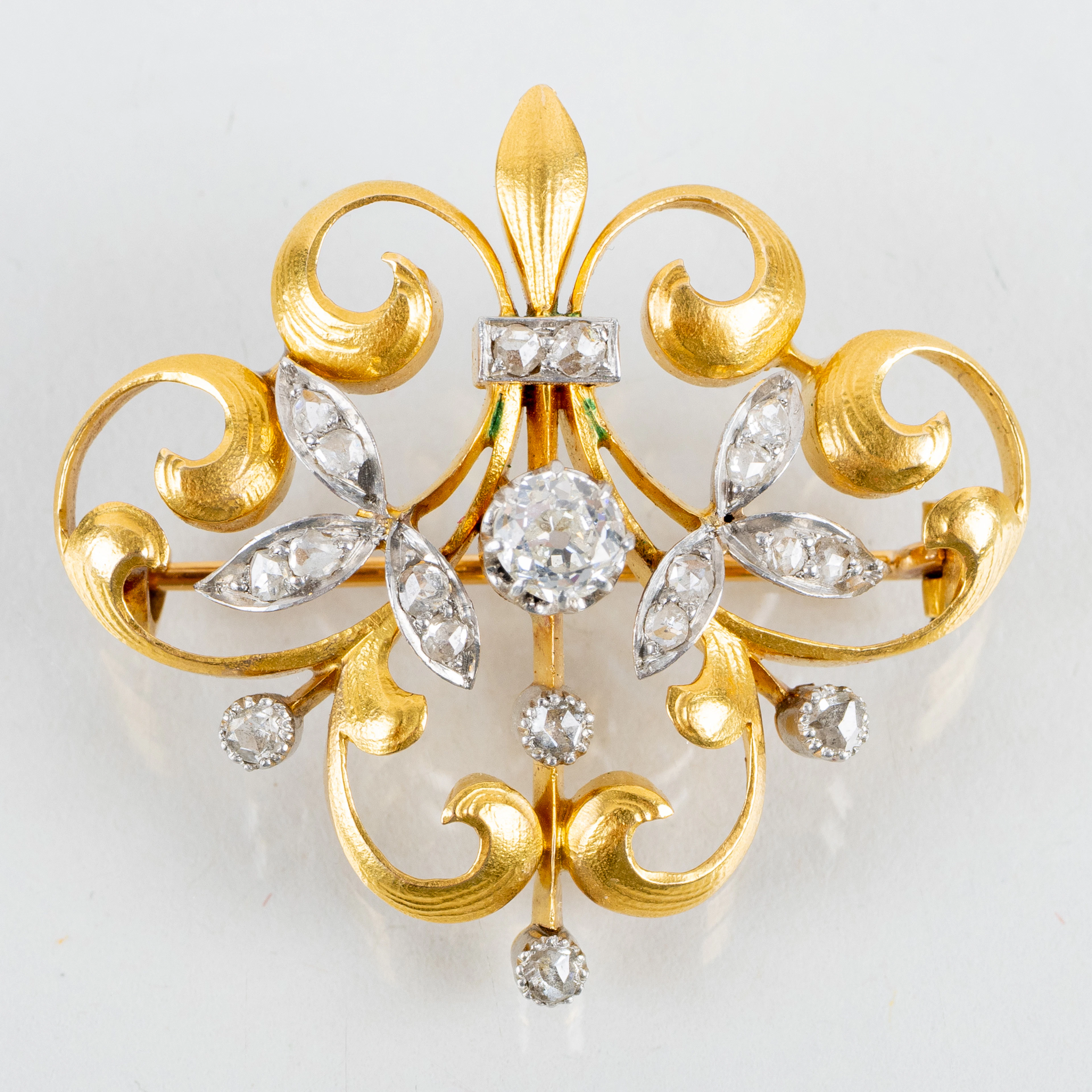 BROCHE, oro 23 quilates, siglos XIX/XX, con diamantes de tallado antiguo y de corte rosa