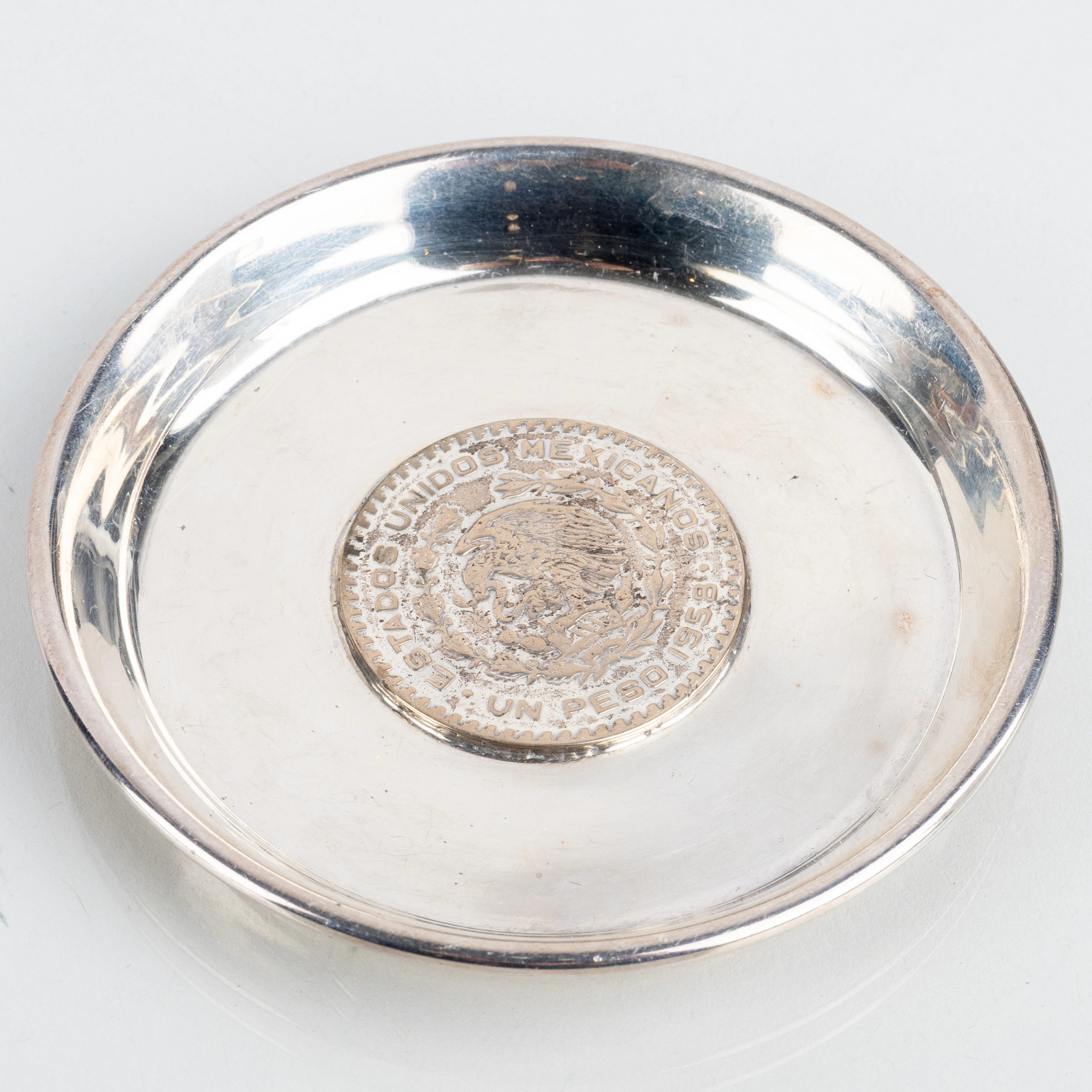 PIATTO PER CIOTOLA CON MONETE, argento sterling, Messico, 1900s