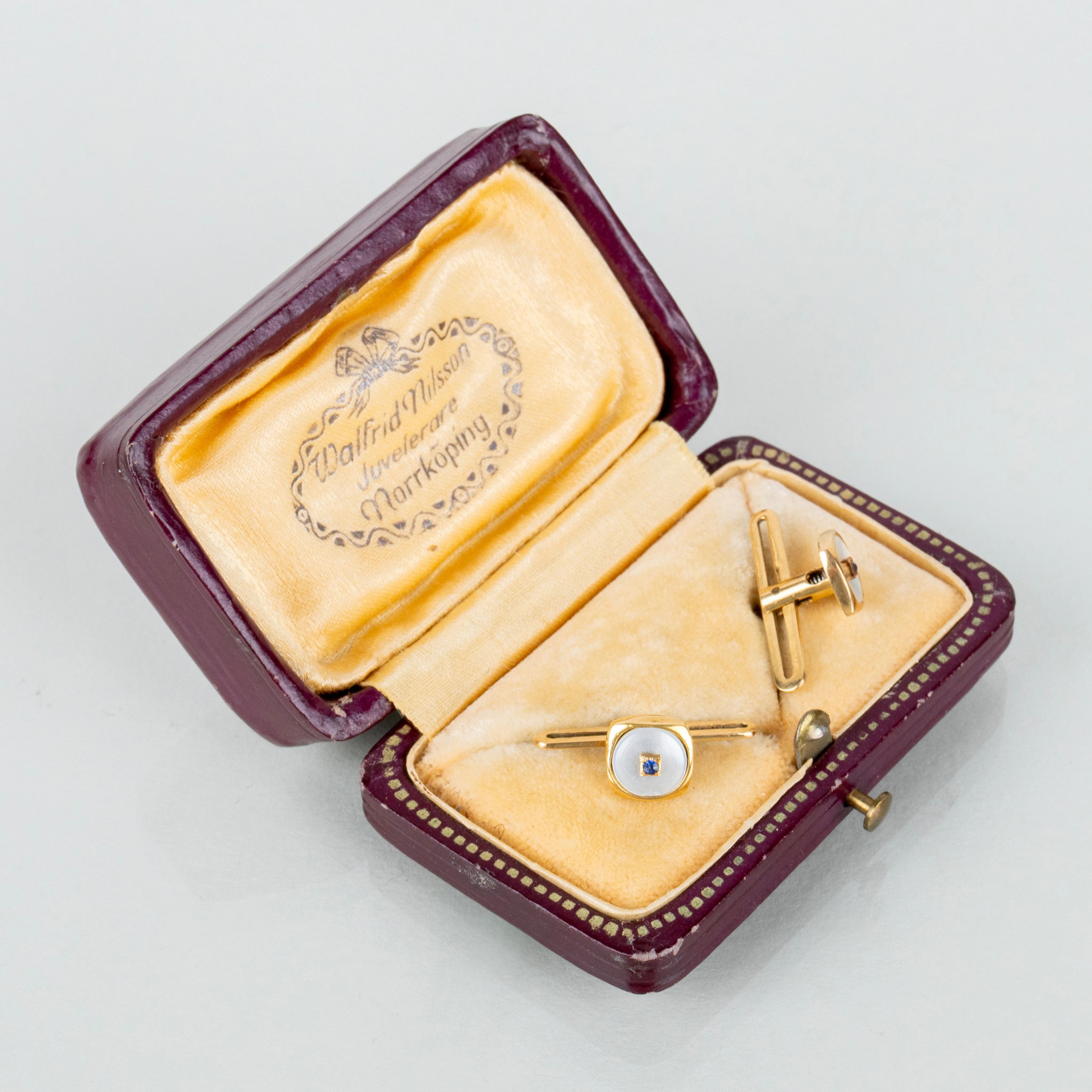 HEMDKNÖPFE, 1 Paar, 18 Karat Gold, mit Perlmutt und blauen Steinen, GD & Co 1927