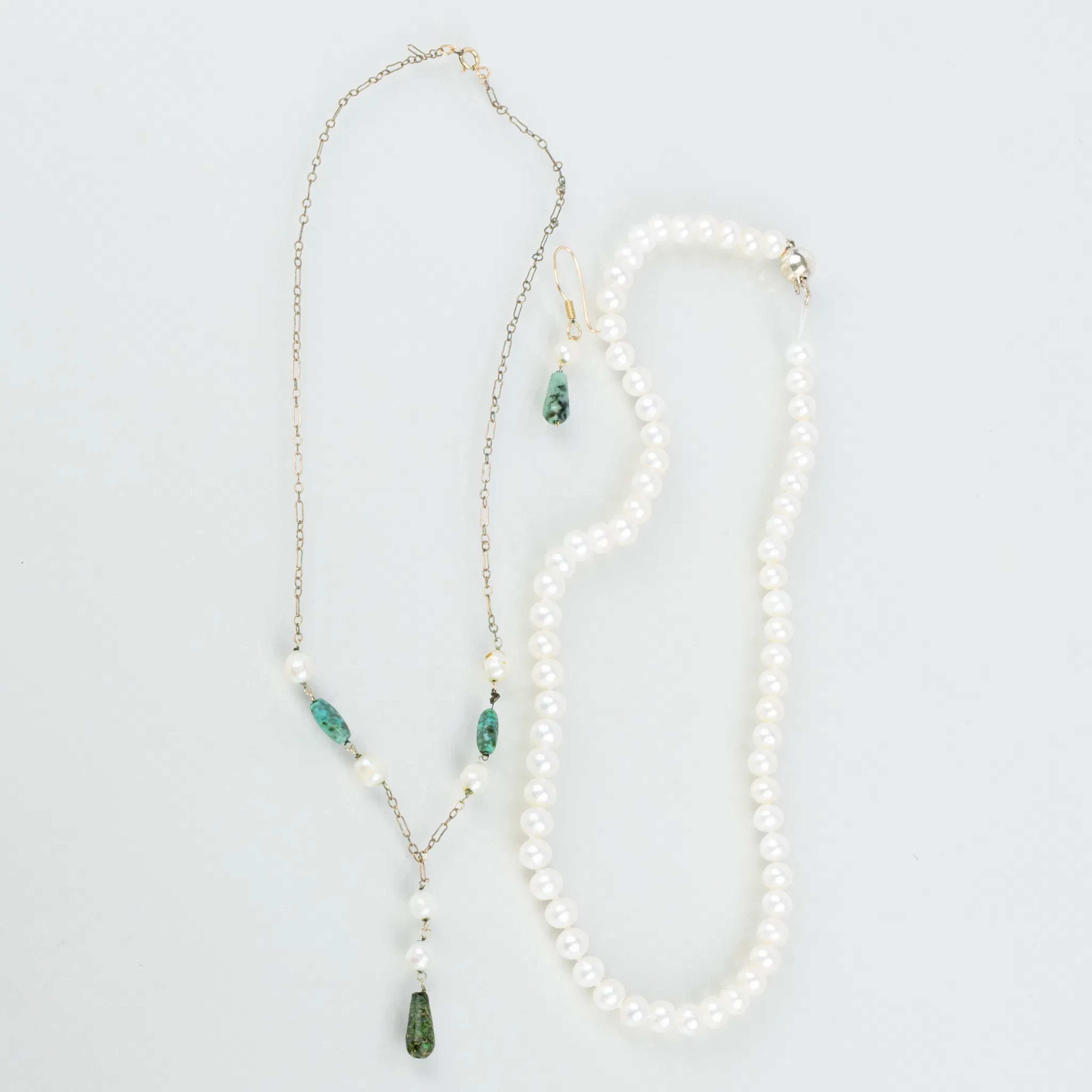 COLLIER, 2 Teile, einschließlich vergoldetem Silber, mit kultivierten Perlen und Türkisen