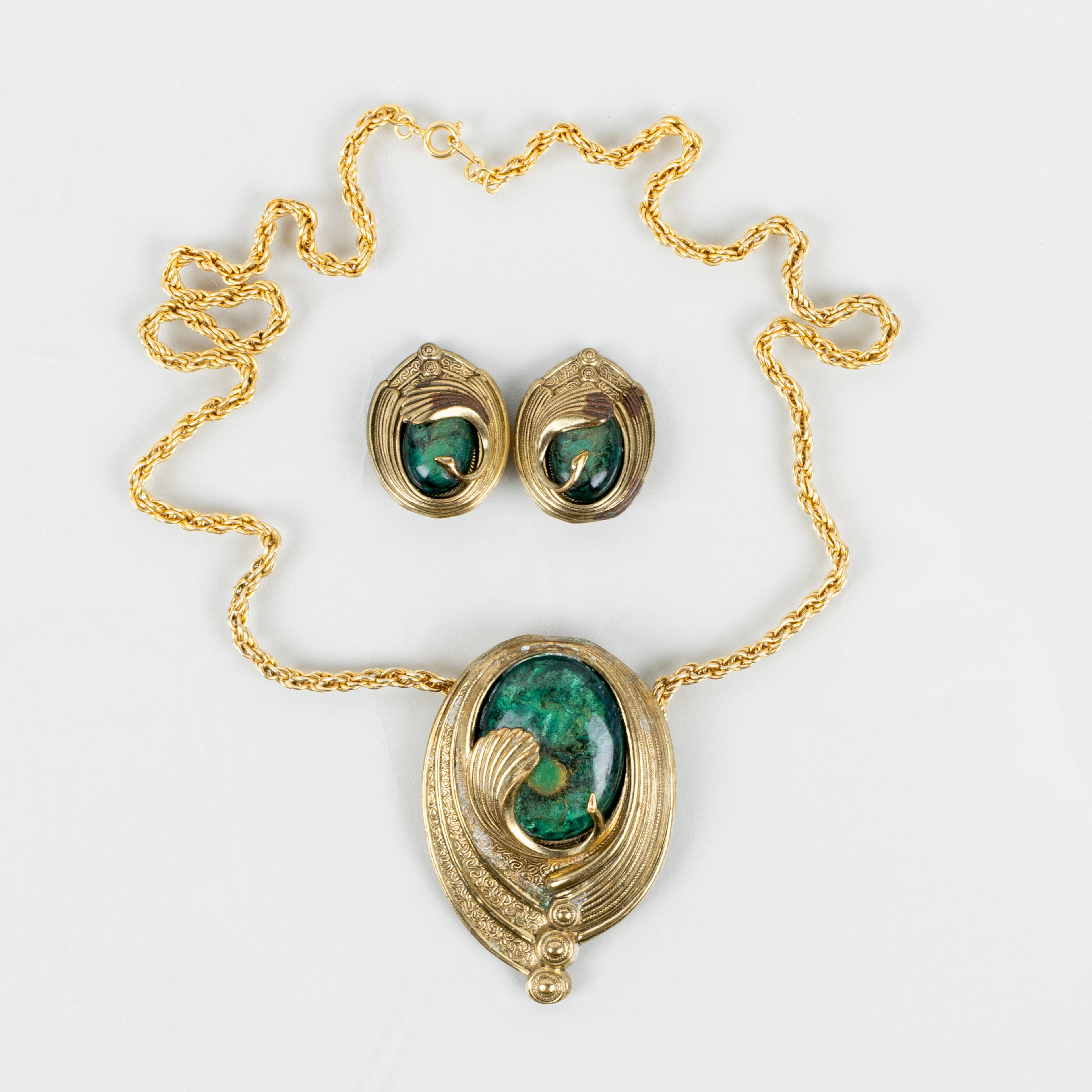 COLLAR CON COLGANTE Y PENDIENTES, 1 par, latón y cristal, estilo art dèco