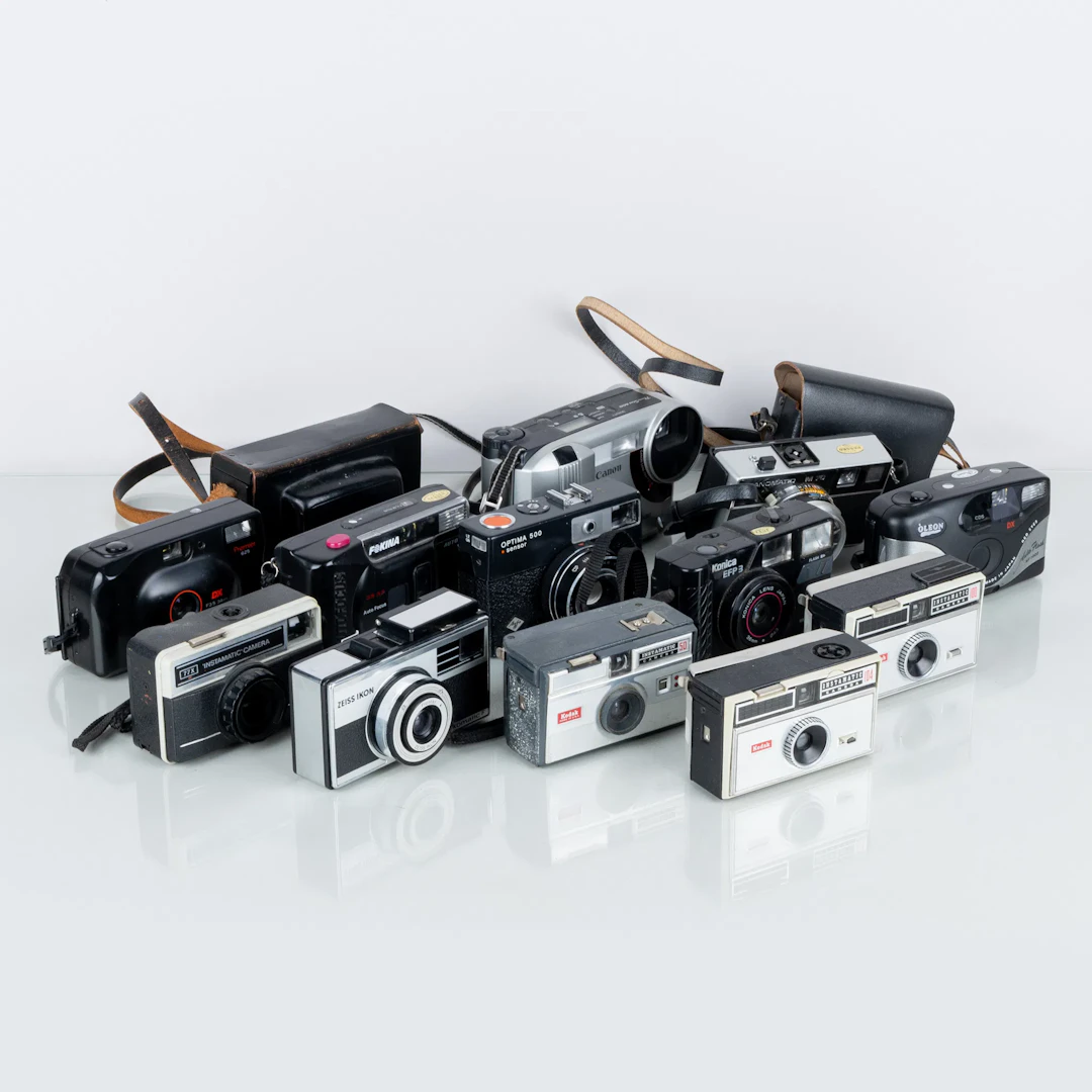 CÁMARAS DE COLECCIÓN, 12 unidades, incluyendo Konica, Fokina, Kodak