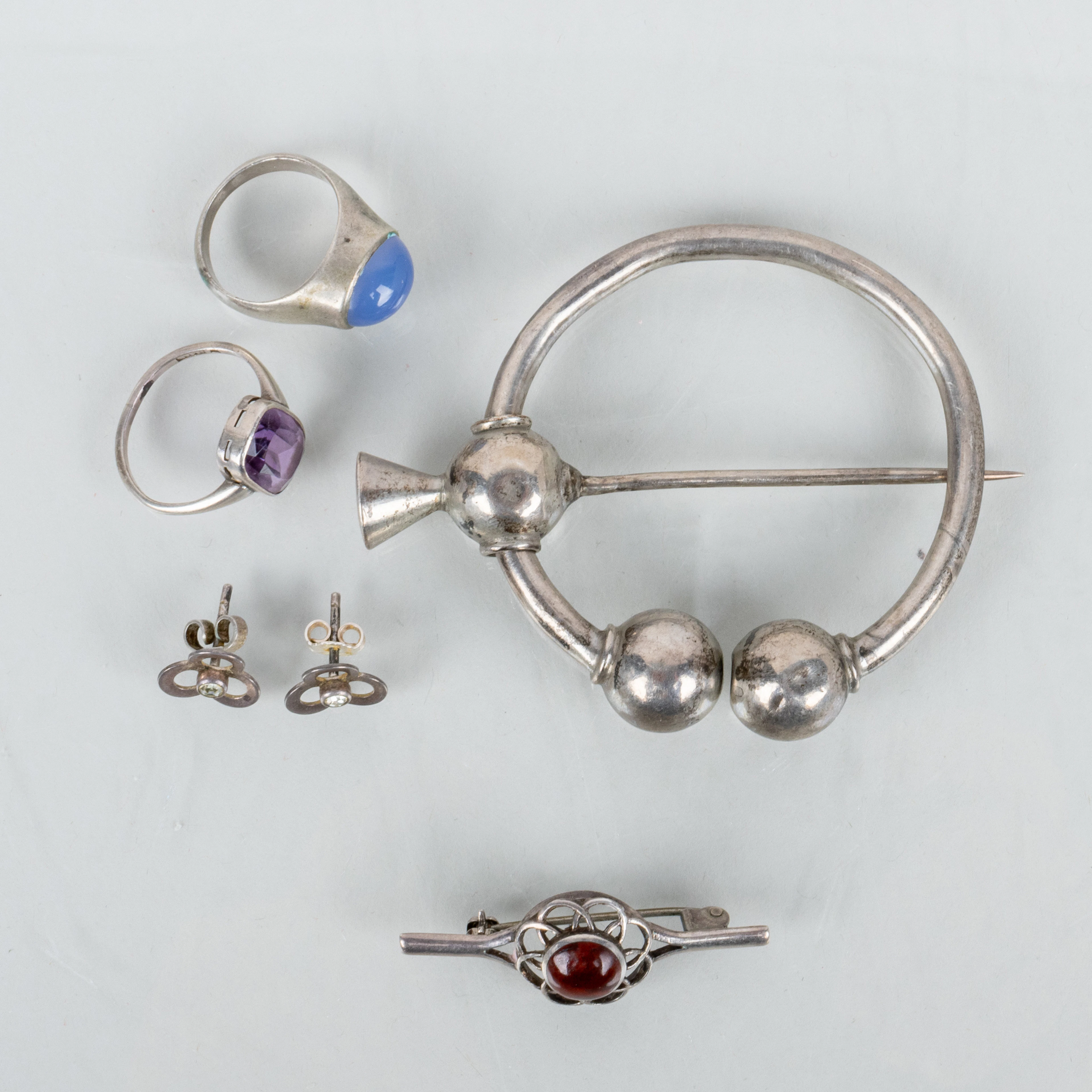SAMMLUNG VON SILBERSCHMUCK, Schalnadel, 2 Ringe, Brosche und 1 Paar Ohrringe