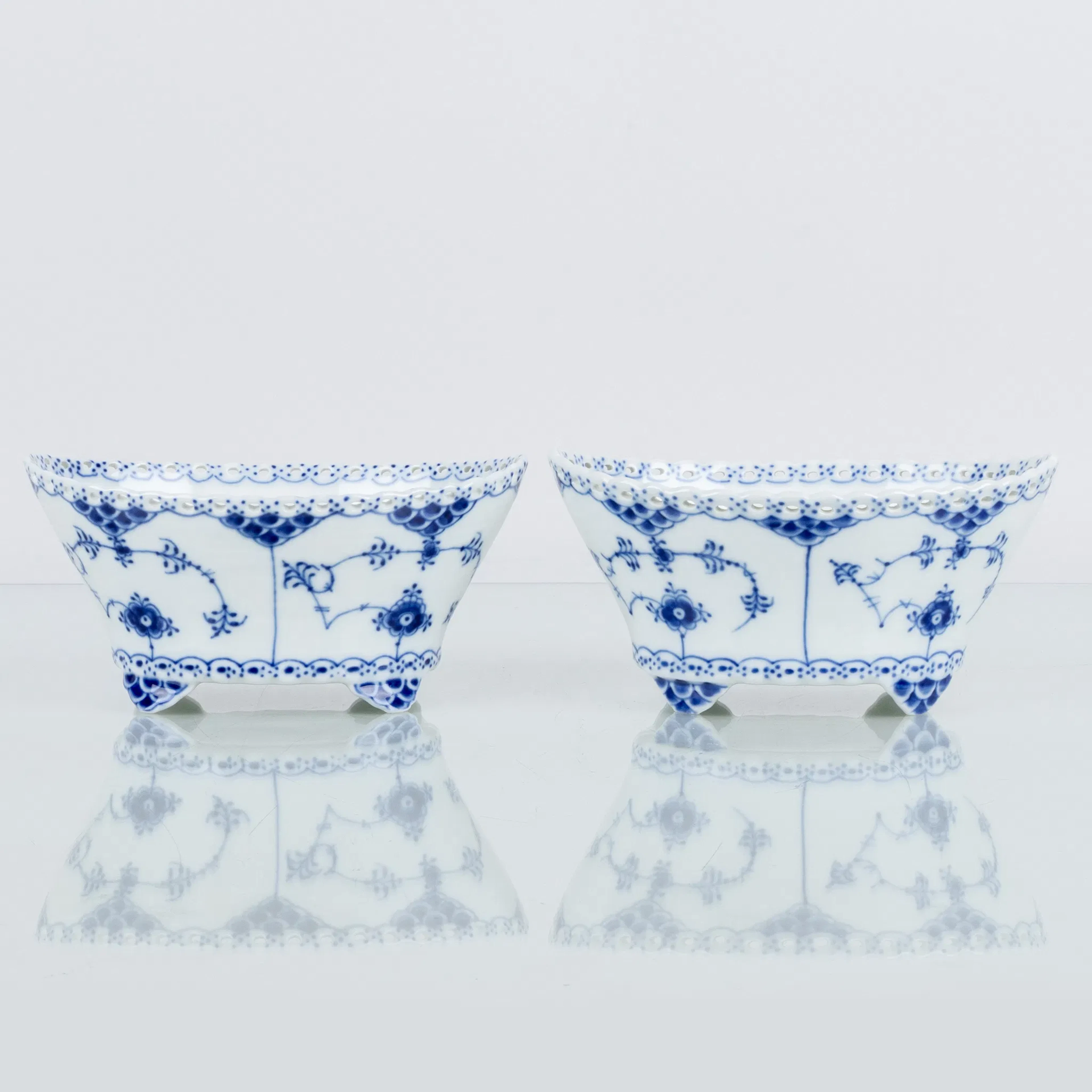ROYAL COPENHAGEN, 1 coppia di ciotole in porcellana, "Blue Fluted", n. 1177, Danimarca