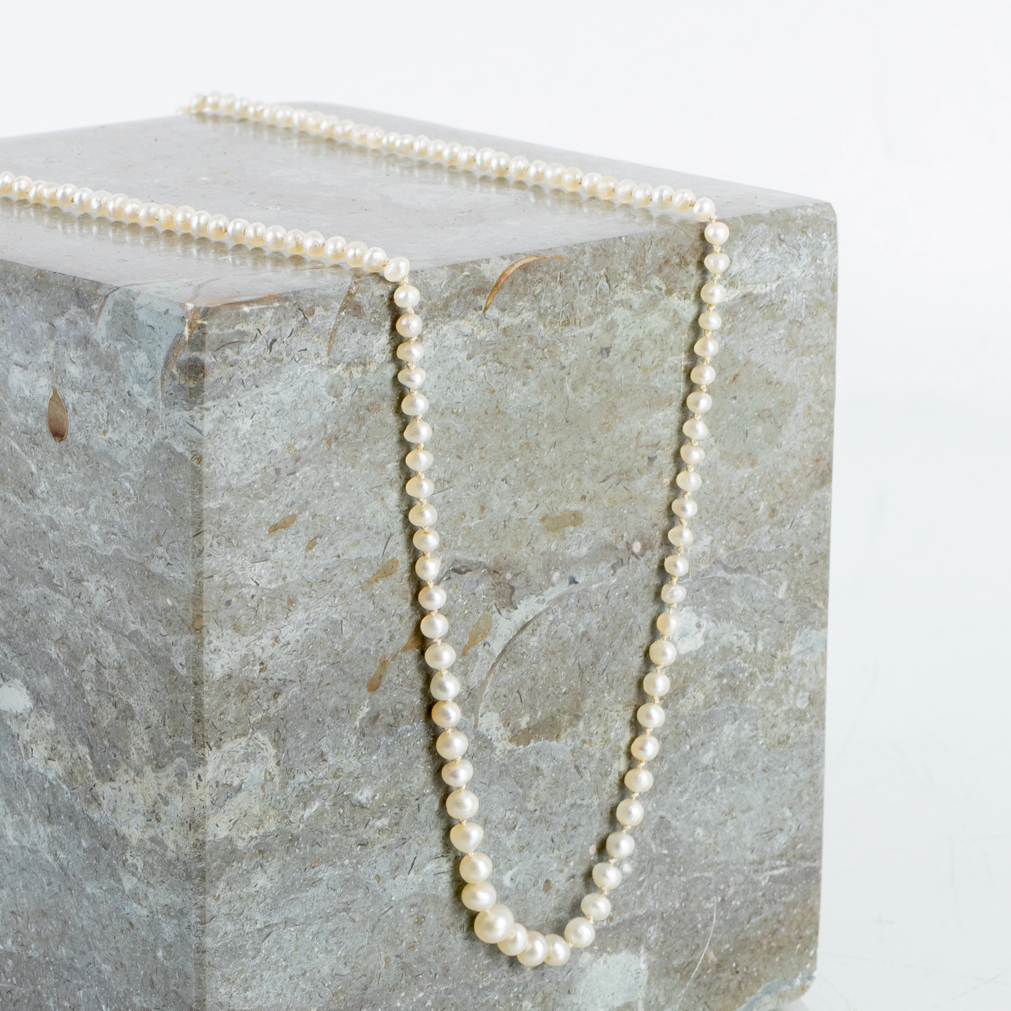 PERLENKETTEN, orientalische Perlen, Verschluss aus 18-karat-Gold mit Diamanten, Petterssons