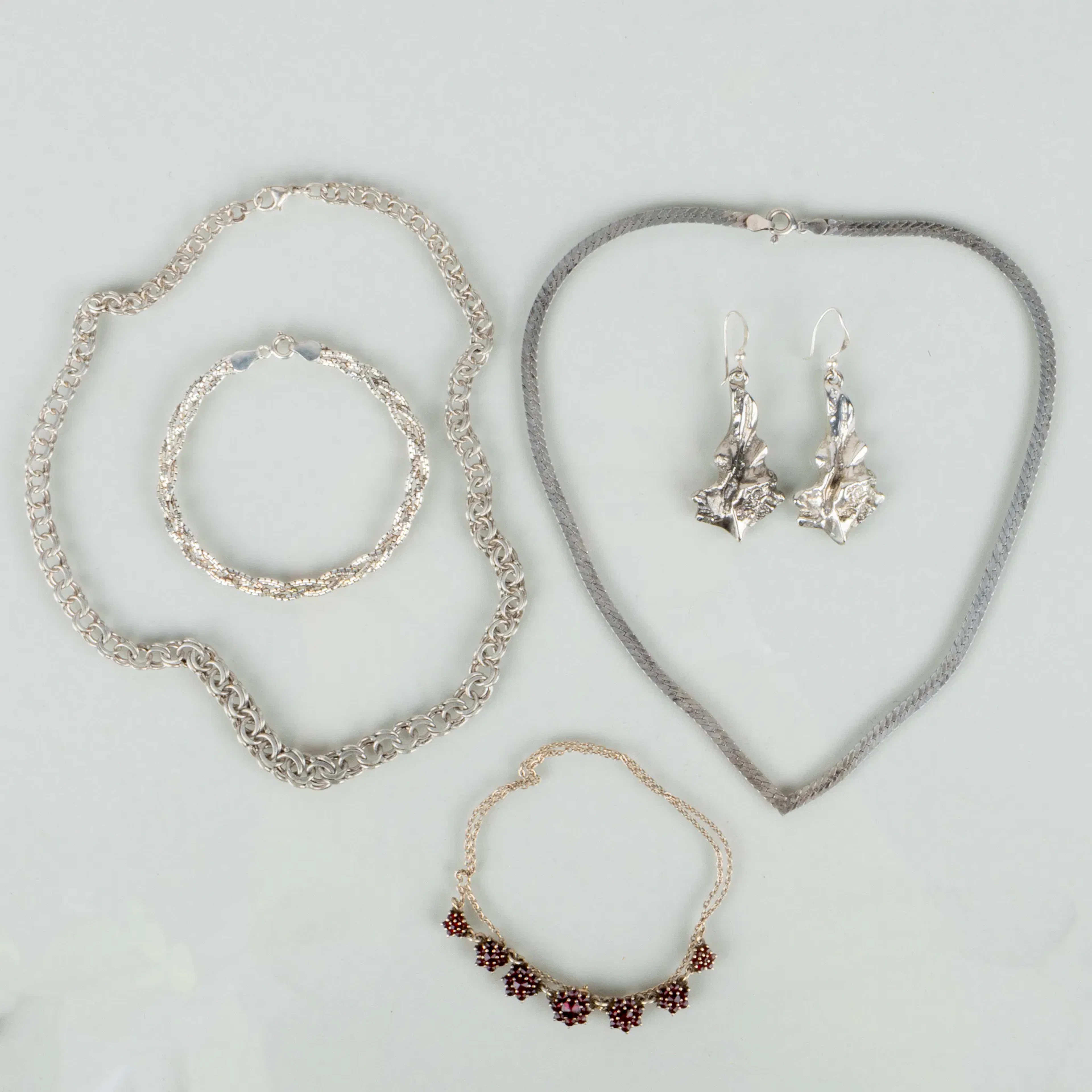 COLLEZIONE DI GIOIELLI D'ARGENTO, inclusi granati, 1900/2000